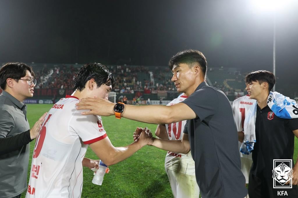 본문 이미지 - 승리 후 기뻐하는 부천 선수들과 이영민 감독(대한축구협회 제공) 