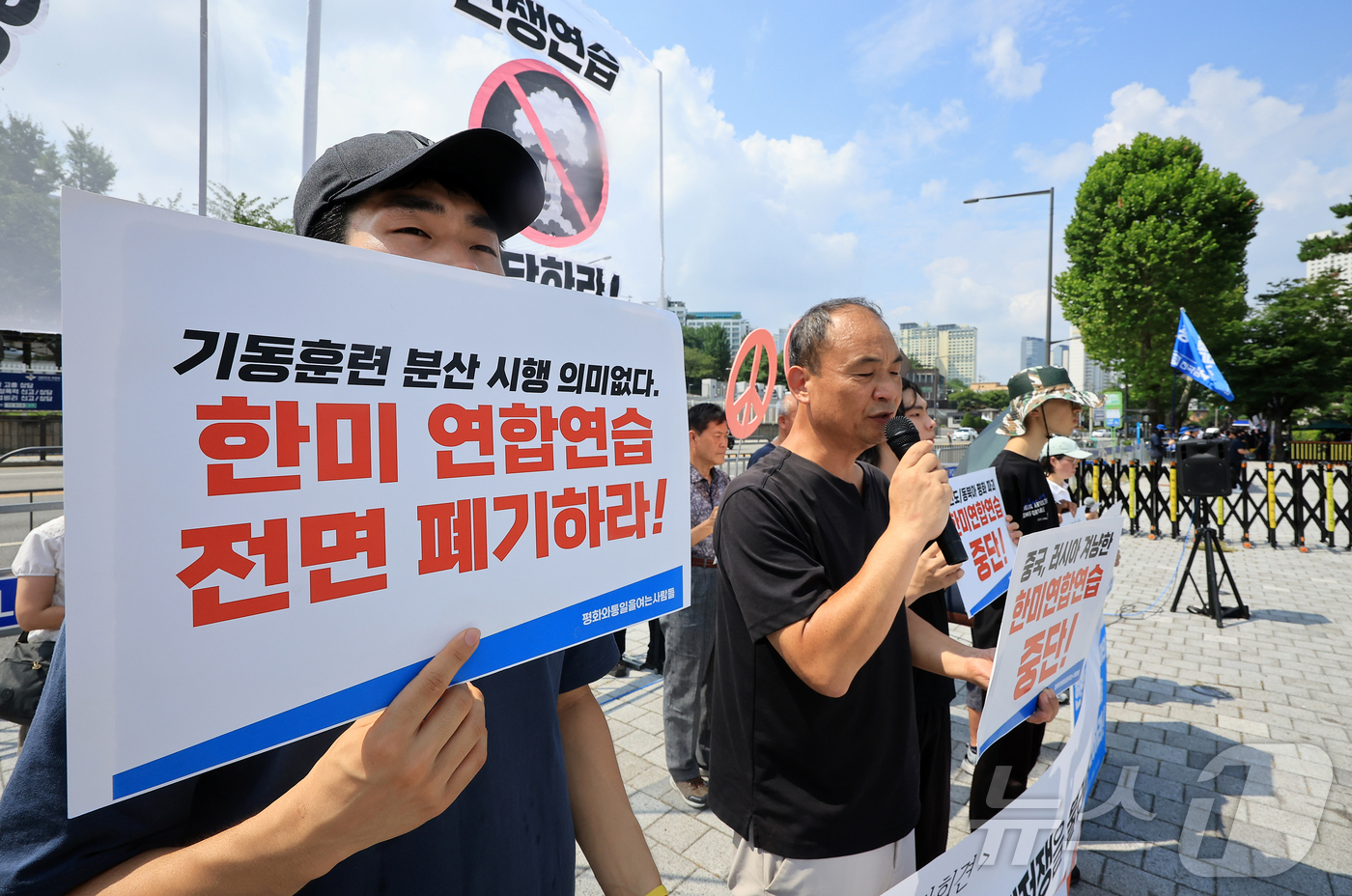 (서울=뉴스1) 김진환 기자 = 평화와통일을여는사람들 관계자들이 18일 서울 용산구 대통령실 앞에서 기자회견을 열고 한미연합 을지 자유의 방패(UFS) 연습 중단을 촉구하고 있다. …