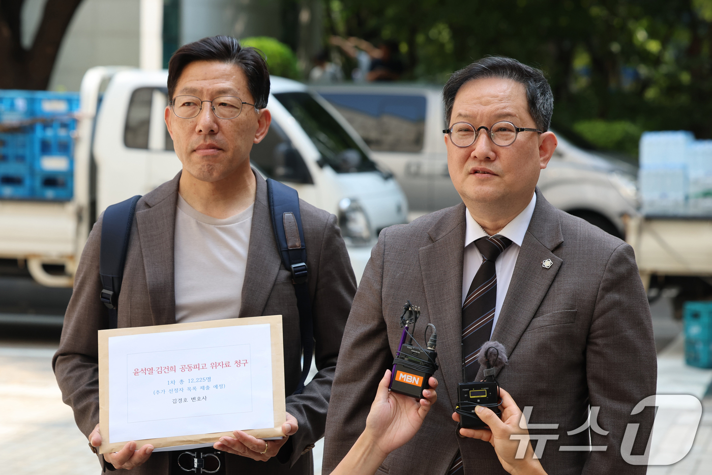 (서울=뉴스1) 황기선 기자 = 김경호 변호사(오른쪽)가 18일 오전 서울 서초구 서울중앙지방법원에서 윤석열 전 대통령과 부인 김건희 여사를 공동피고로하는 위자료 청구 소장 제출 …