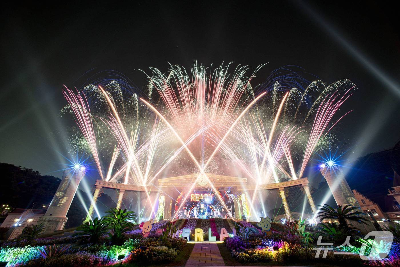 본문 이미지 - 수천발의 불꽃과 음악, 영상 등 특수효과가 어우러진 멀티미디어 불꽃쇼(삼성물산 리조트부문 제공)