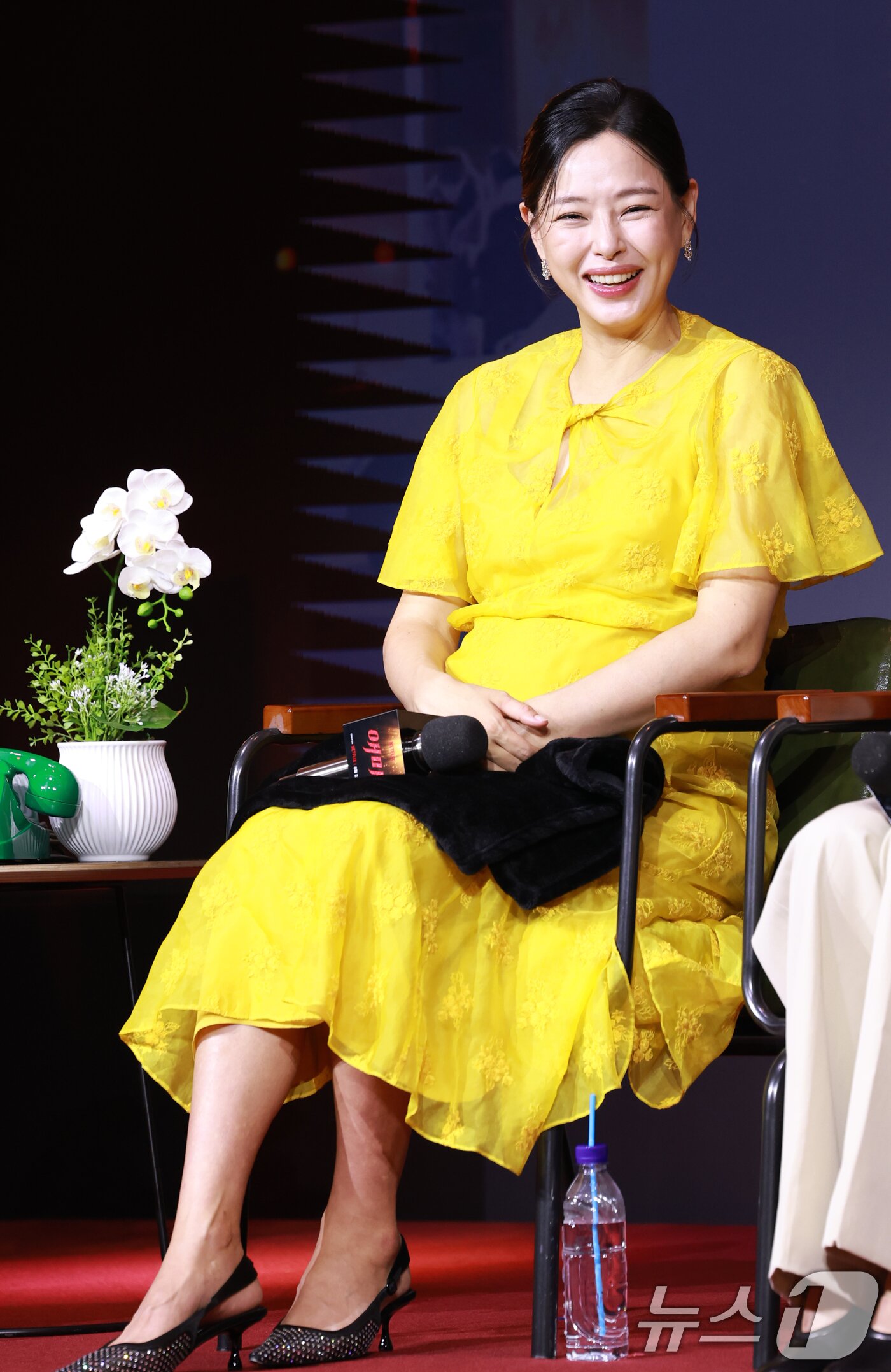 본문 이미지 - 배우 방효린이 18일 오전 서울 중구 호텔나루서울엠갤러리에서 열린 넷플릭스 시리즈 '애마' 제작발표회에 참석해 미소를 짓고 있다. '애마'는 1980년대 한국을 강타한 에로영화의 탄생 과정 속, 화려한 스포트라이트에 가려진 어두운 현실에 용감하게 맞짱 뜨는 톱스타 '희란'(이하늬 분)과 신인 배우 '주애'(방효린 분)의 이야기를 그린 작품이다. 2025.8.18/뉴스1 ⓒ News1 권현진 기자