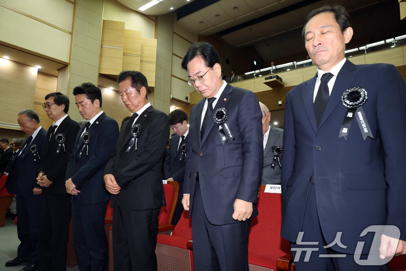 본문 이미지 - 18일 오전 서울 동작구 국립서울현충원 현충관에서 열린 김대중 대통령 서거 16주기 추모식에서 권노갑 김대중재단 이사장&#40;왼쪽부터&#41;과 김홍업 김대중평화센터 이사장, 대통령실 강훈식 비서실장, 정청래 더불어민주당 대표, 송언석 국민의힘 비상대책위원장 겸 원내대표, 대통령실 우상호 정무수석비서관이 묵념을 하고 있다. 2025.8.18/뉴스1 ⓒ News1 박정호 기자