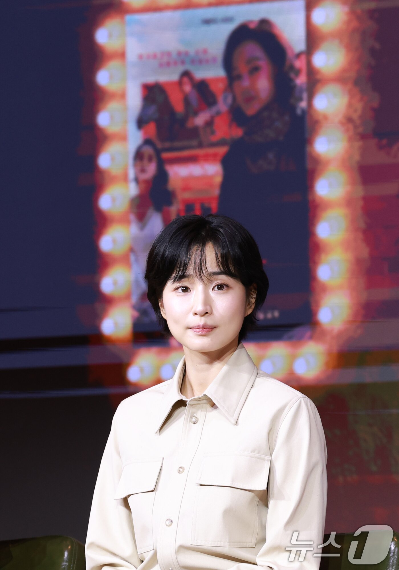 본문 이미지 - 배우 방효린이 18일 오전 서울 중구 호텔나루서울엠갤러리에서 열린 넷플릭스 시리즈 '애마' 제작발표회에 참석해 매력을 발산하고 있다. '애마'는 1980년대 한국을 강타한 에로영화의 탄생 과정 속, 화려한 스포트라이트에 가려진 어두운 현실에 용감하게 맞짱 뜨는 톱스타 '희란'(이하늬 분)과 신인 배우 '주애'(방효린 분)의 이야기를 그린 작품이다. 2025.8.18/뉴스1 ⓒ News1 권현진 기자