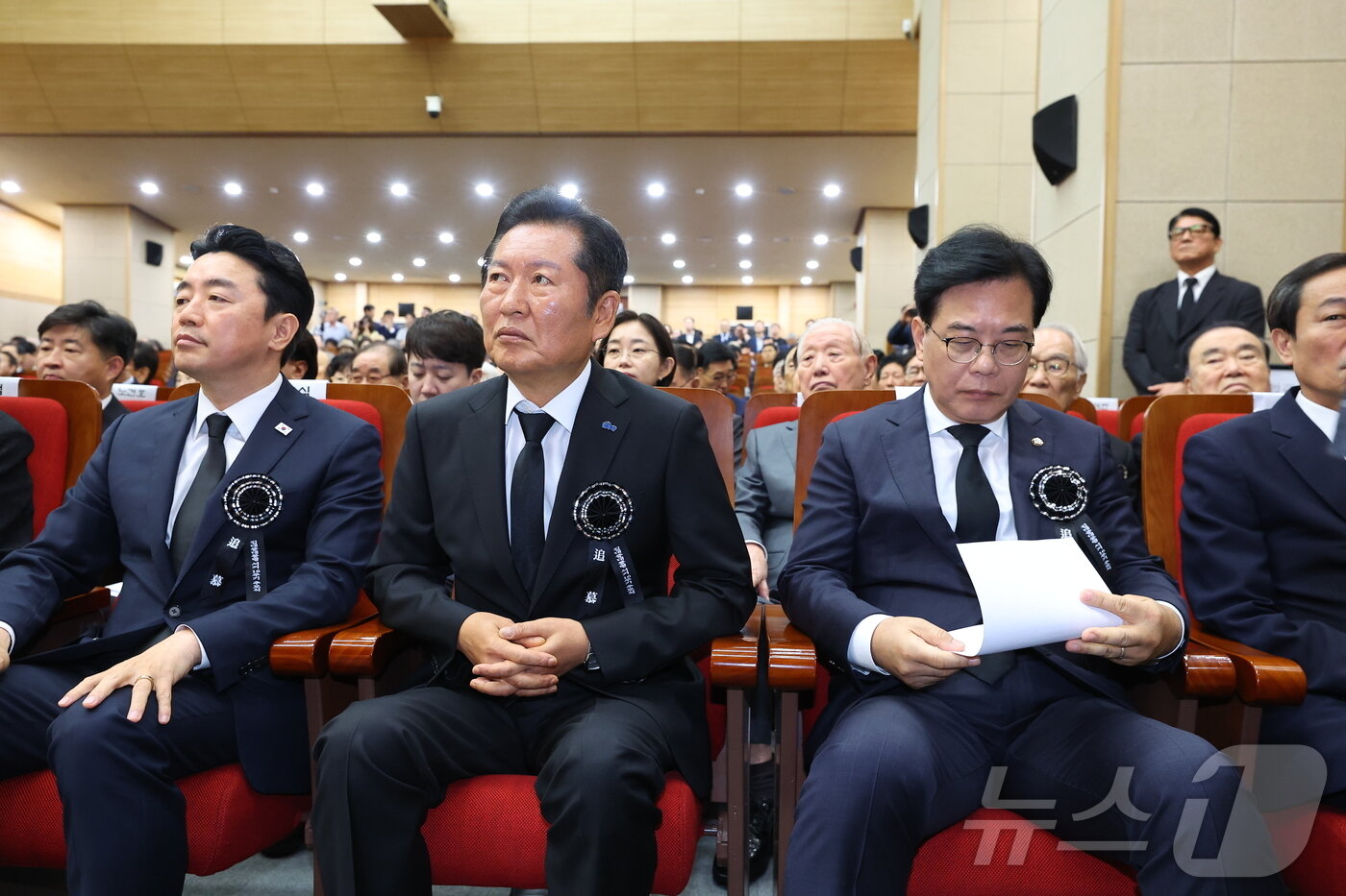 본문 이미지 - 정청래 더불어민주당 대표&#40;가운데&#41;와 송언석 국민의힘 비상대책위원장 겸 원내대표가 18일 서울 동작구 국립서울현충원 현충관에서 열린 김대중 전 대통령 서거 16주기 추모식에 참석해 있다. &#40;공동취재&#41; 2025.8.18/뉴스1 ⓒ News1 박정호 기자