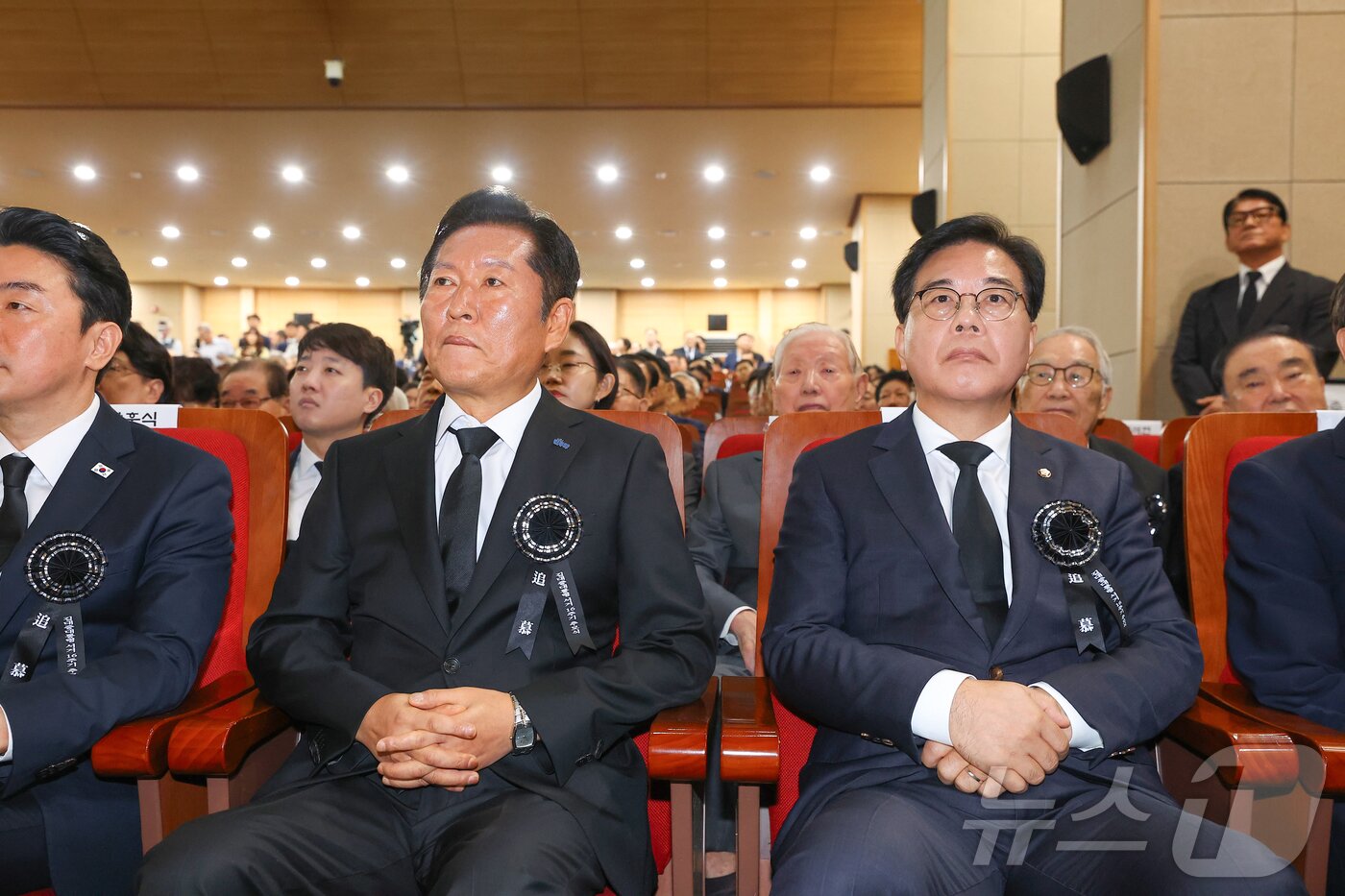 본문 이미지 - 정청래 더불어민주당 대표&#40;왼쪽&#41;와 송언석 국민의힘 비상대책위원장 겸 원내대표가 18일 서울 동작구 국립서울현충원 현충관에서 열린 김대중 전 대통령 서거 16주기 추모식에 참석해 서로 다른 곳을 보고 있다. &#40;공동취재&#41; 2025.8.18/뉴스1 ⓒ News1 박정호 기자
