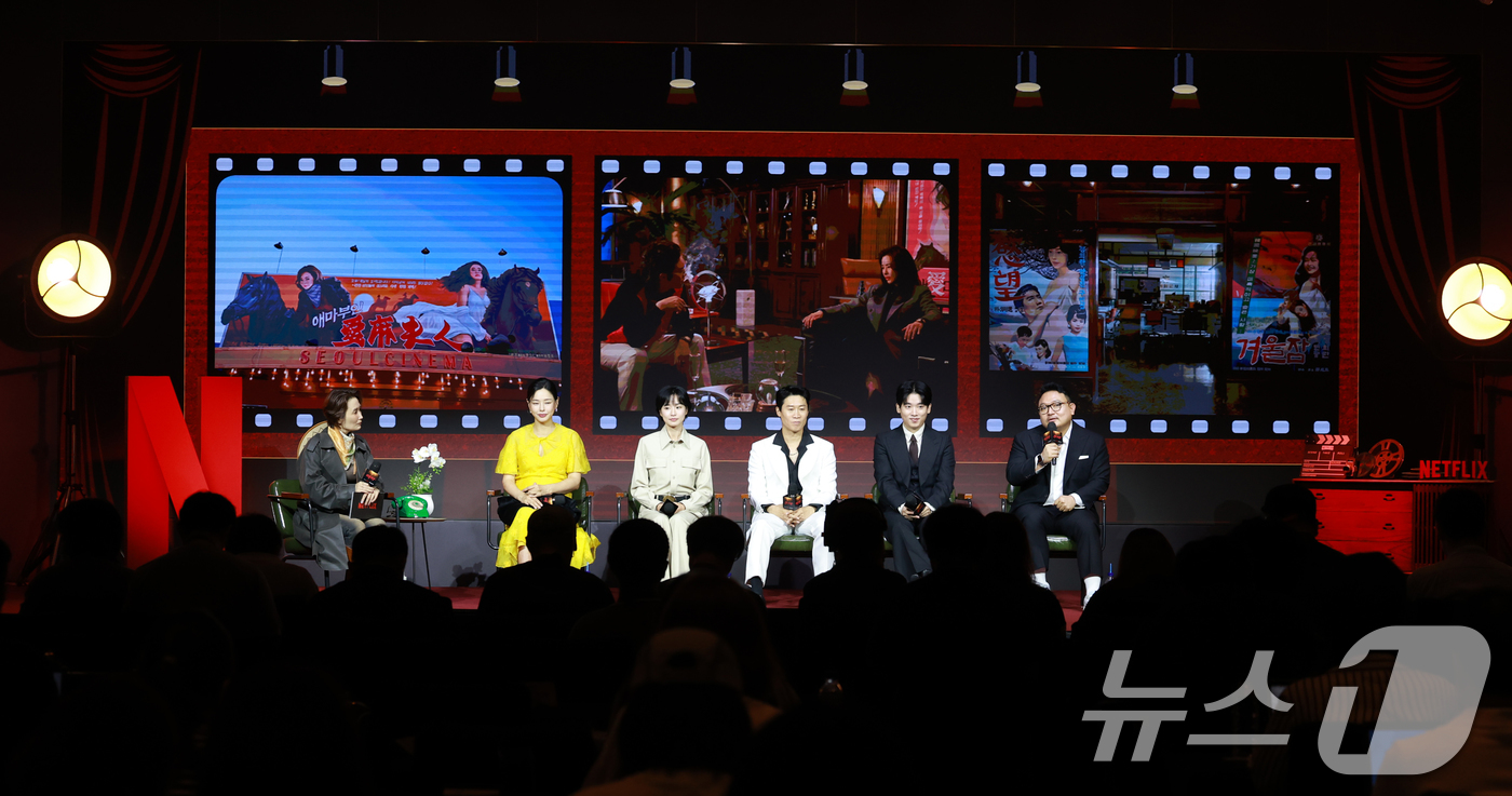 (서울=뉴스1) 권현진 기자 = 배우  이하늬(왼쪽 두번째부터)와 방효린, 진선규 조현철, 이해영 감독이 18일 오전 서울 중구 호텔나루서울엠갤러리에서 열린 넷플릭스 시리즈 '애마 …