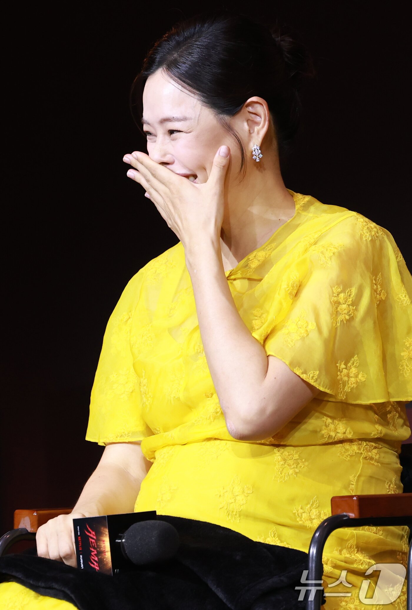 본문 이미지 - 배우 이하늬가 18일 오전 서울 중구 호텔나루서울엠갤러리에서 열린 넷플릭스 시리즈 '애마' 제작발표회에 참석해 미소를 짓고 있다. ⓒ News1 권현진 기자