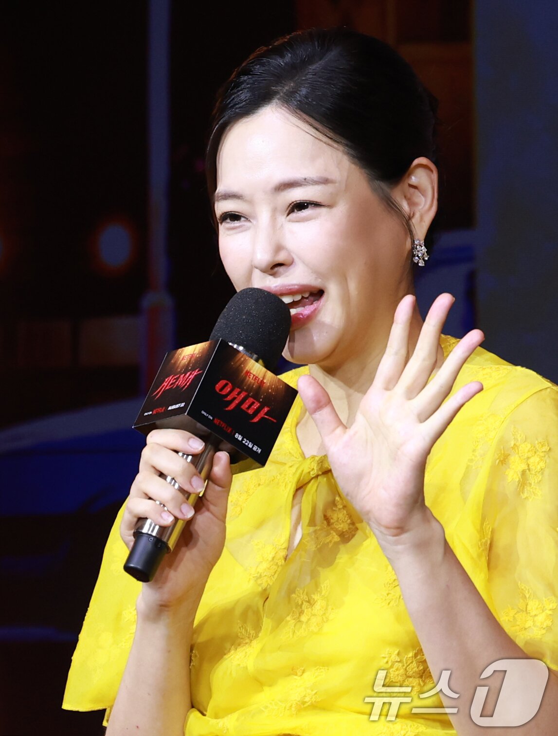 본문 이미지 - 배우 이하늬가 18일 오전 서울 중구 호텔나루서울엠갤러리에서 열린 넷플릭스 시리즈 '애마' 제작발표회에 참석해 취재진 질문에 답하고 있다. '애마'는 1980년대 한국을 강타한 에로영화의 탄생 과정 속, 화려한 스포트라이트에 가려진 어두운 현실에 용감하게 맞짱 뜨는 톱스타 '희란'(이하늬 분)과 신인 배우 '주애'(방효린 분)의 이야기를 그린 작품이다. 2025.8.18/뉴스1 ⓒ News1 권현진 기자