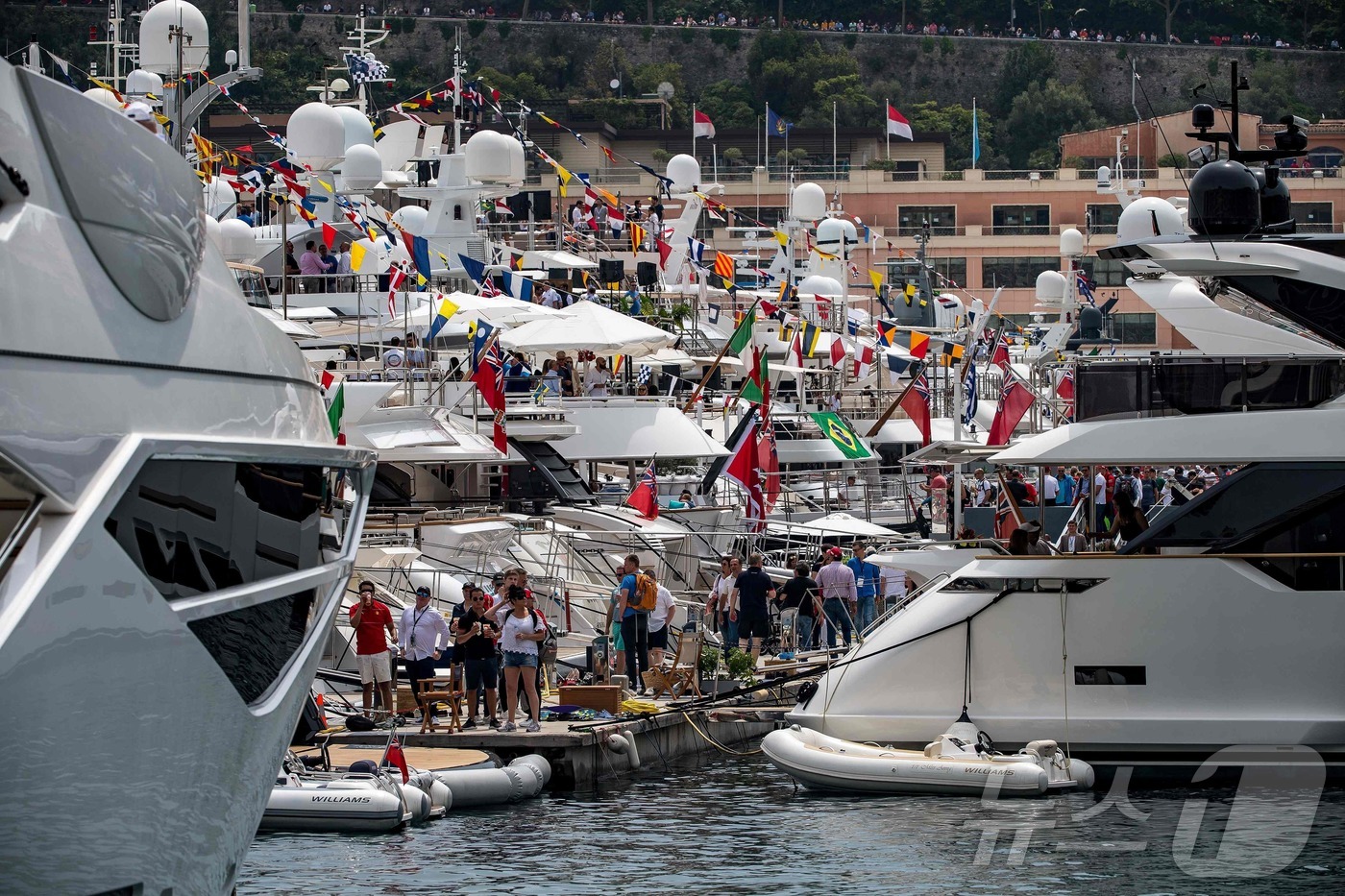 (모나코 AFP=뉴스1) 김경민 기자 = 모나코 항구에 모여 있는 관광객들. 2019.5.25ⓒ AFP=뉴스1