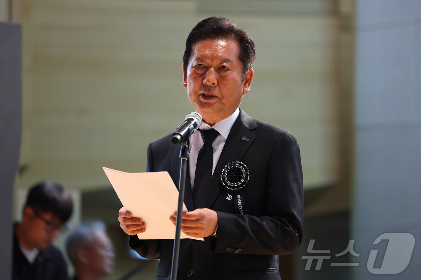 본문 이미지 - 정청래 더불어민주당 대표가 18일 서울 동작구 국립서울현충원 현충관에서 열린 김대중 전 대통령 서거 16주기 추모식에서 추모사를 하고 있다. &#40;공동취재&#41; 2025.8.18/뉴스1 ⓒ News1 박정호 기자