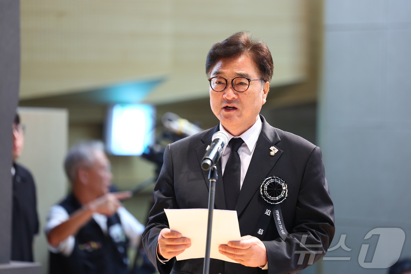 (서울=뉴스1) 박정호 기자 = 우원식 국회의장이 18일 서울 동작구 국립서울현충원 현충관에서 열린 김대중 전 대통령 서거 16주기 추모식에서 추모사를 하고 있다. (공동취재) 2 …