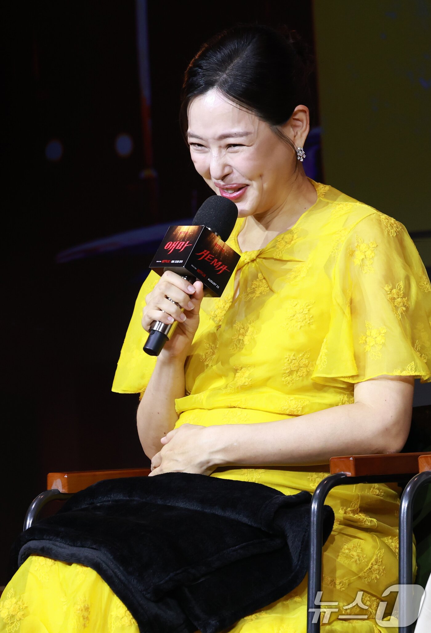 본문 이미지 - 배우 이하늬가 18일 오전 서울 중구 호텔나루서울엠갤러리에서 열린 넷플릭스 시리즈 '애마' 제작발표회에 참석해 건강상태를 설명하고 있다. ⓒ News1 권현진 기자