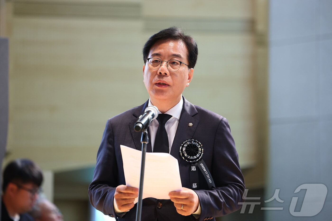 본문 이미지 - 송언석 국민의힘 비상대책위원장 겸 원내대표가 18일 서울 동작구 국립서울현충원 현충관에서 열린 김대중 전 대통령 서거 16주기 추모식에서 추모사를 하고 있다. &#40;공동취재&#41; 2025.8.18/뉴스1 ⓒ News1 박정호 기자