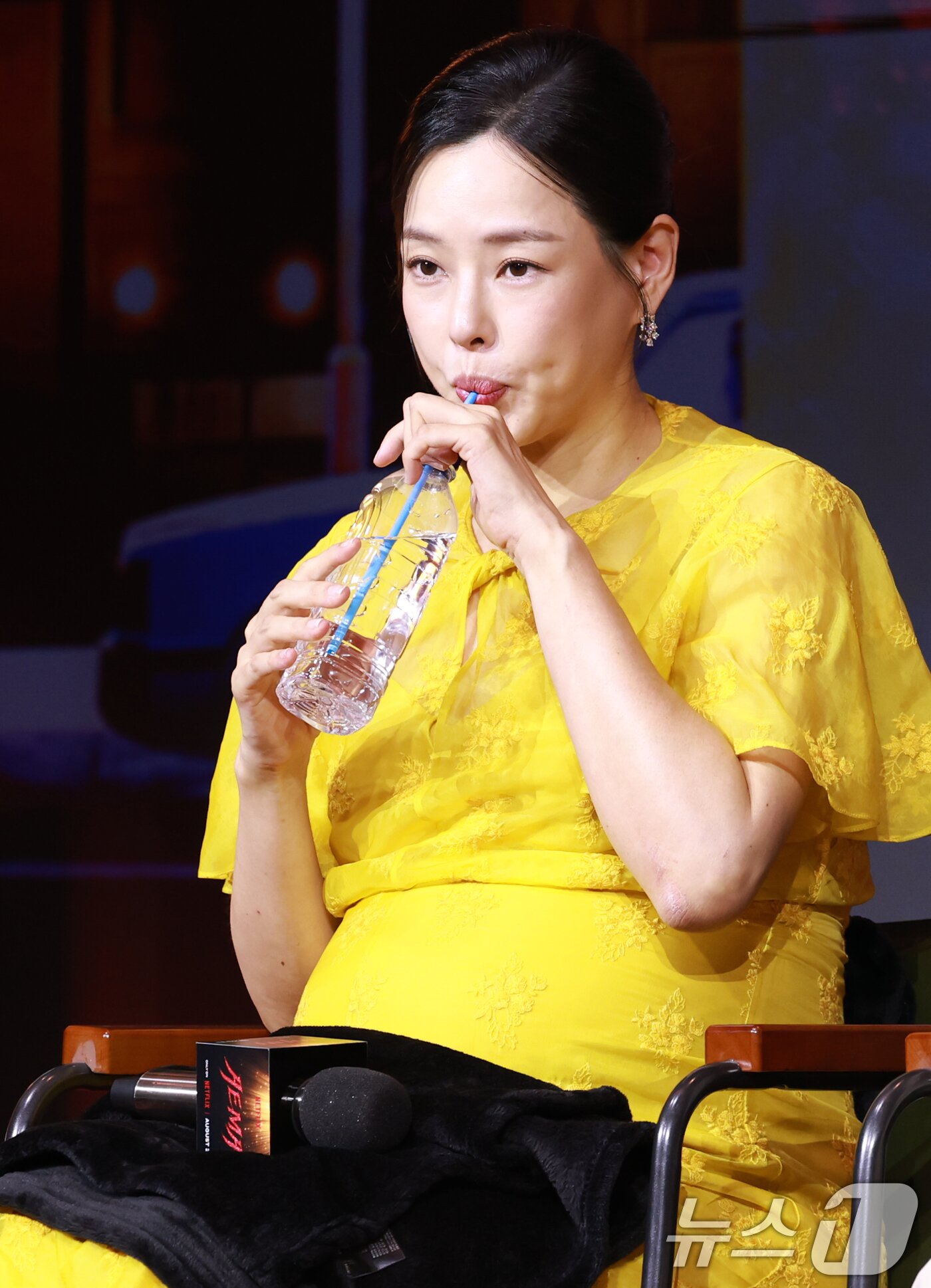 본문 이미지 - 배우 이하늬가 18일 오전 서울 중구 호텔나루서울엠갤러리에서 열린 넷플릭스 시리즈 '애마' 제작발표회에 참석해 물을 마시고 있다. ⓒ News1 권현진 기자