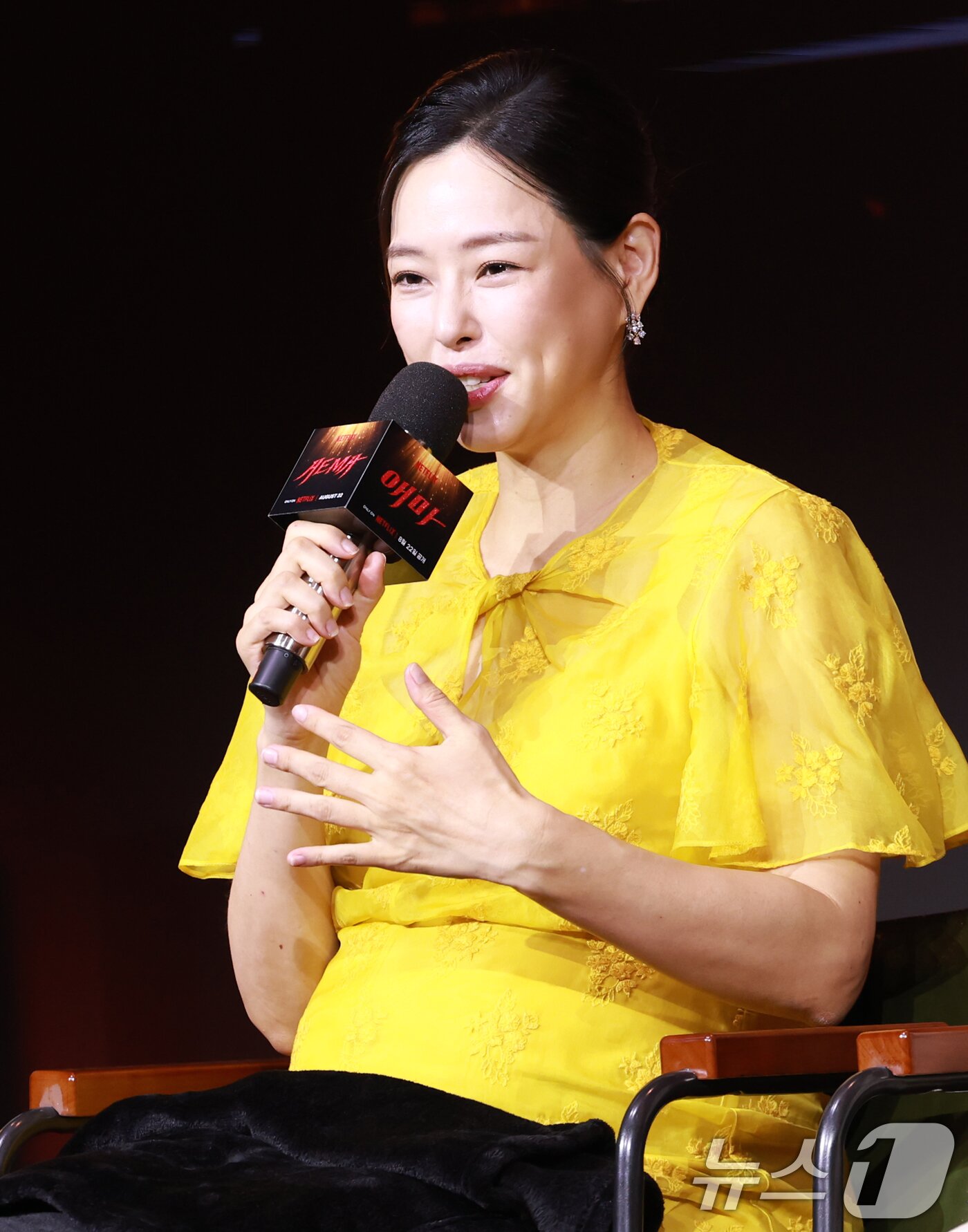 본문 이미지 - 배우 이하늬가 18일 오전 서울 중구 호텔나루서울엠갤러리에서 열린 넷플릭스 시리즈 '애마' 제작발표회에 참석해 취재진 질문에 답하고 있다. ⓒ News1 권현진 기자