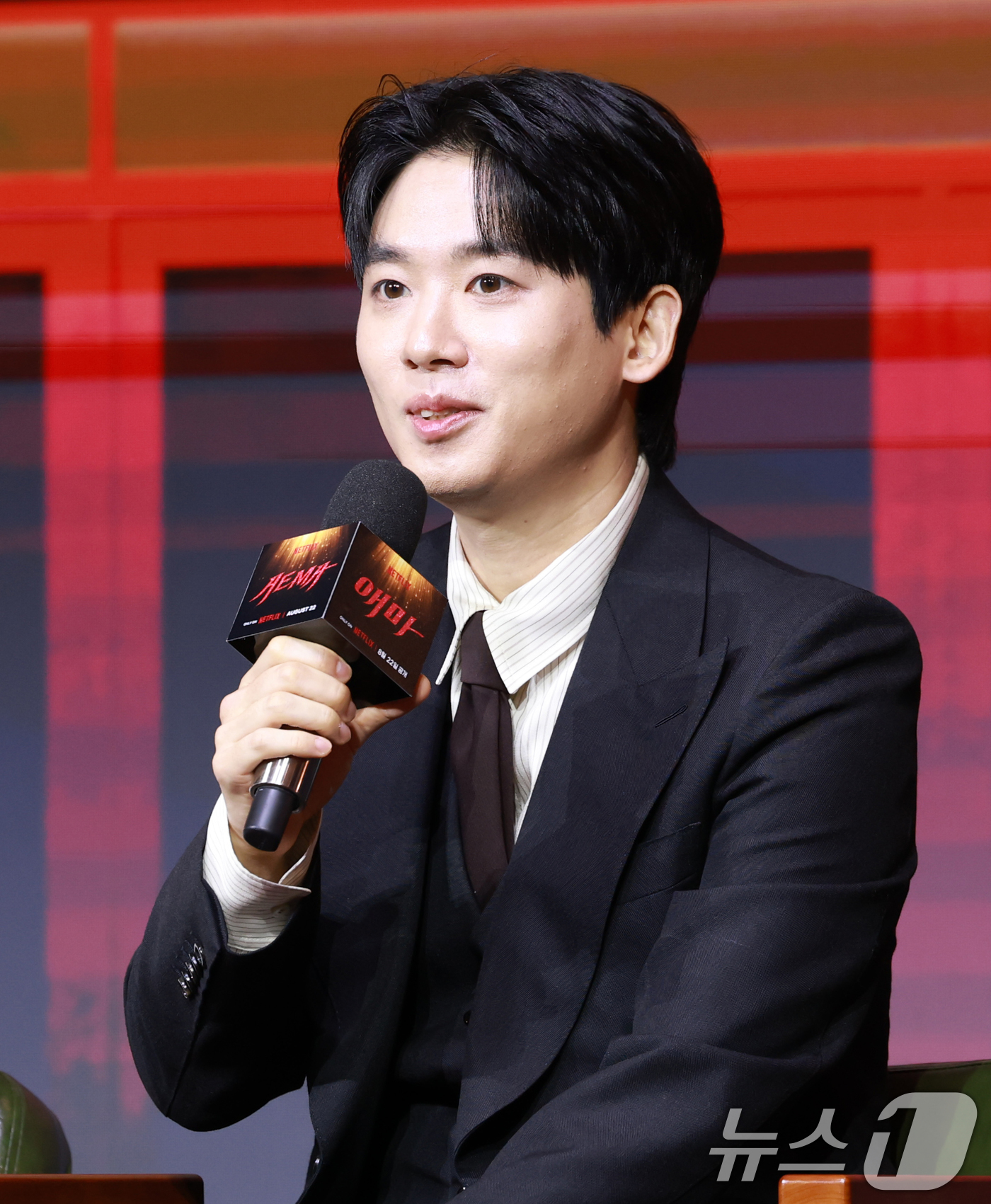 (서울=뉴스1) 권현진 기자 = 배우 조현철이 18일 오전 서울 중구 호텔나루서울엠갤러리에서 열린 넷플릭스 시리즈 '애마' 제작발표회에 참석해 인사말을 하고 있다.'애마'는 198 …