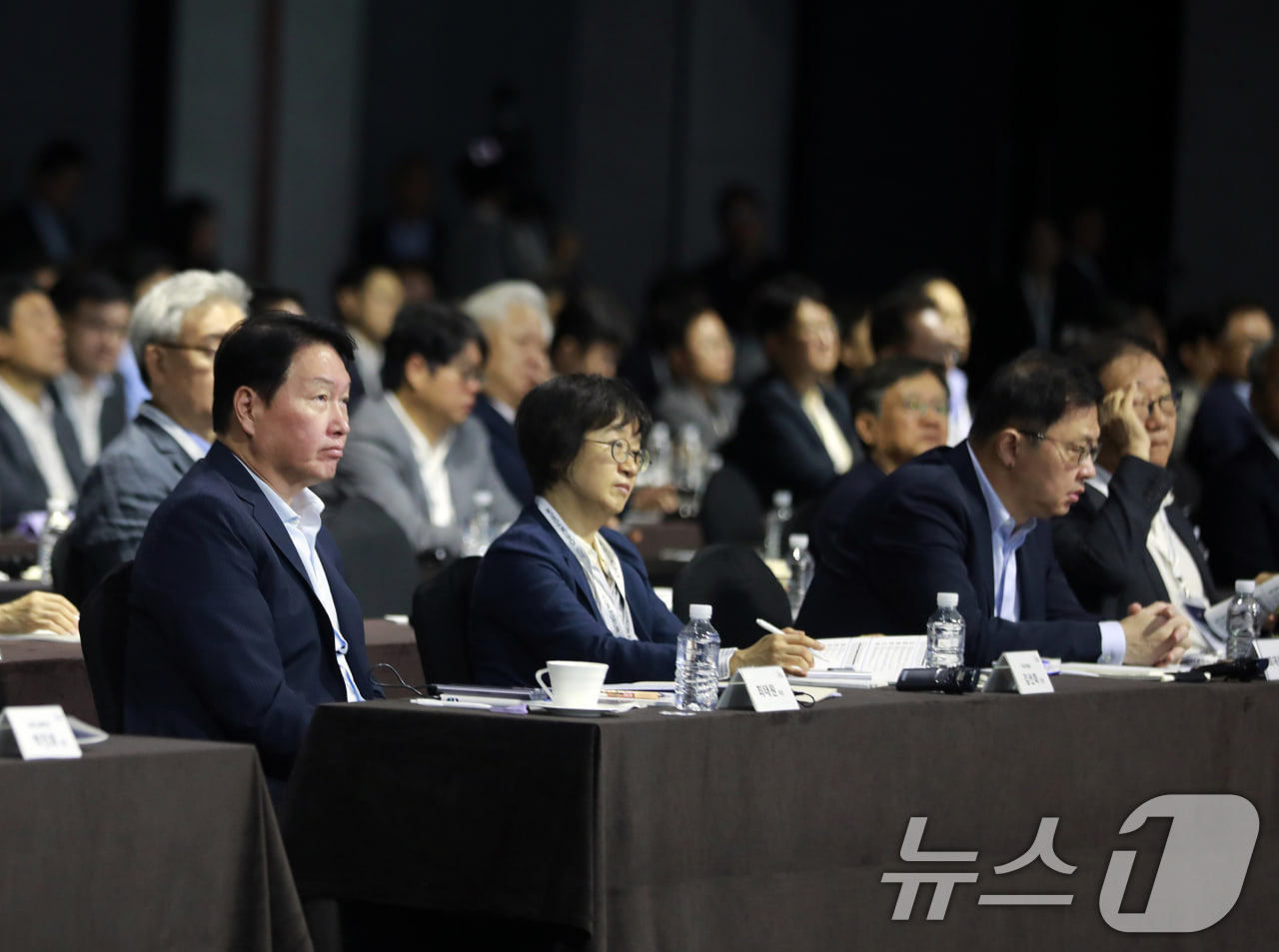 (서울=뉴스1) = 최태원 SK 회장이 18일 서울 광진구 워커힐 호텔에서 열린 '이천포럼 2025'에 참석하고 있다. 사진 왼쪽부터 최태원 SK 회장, 김선희 SK㈜ 이사회 의장 …