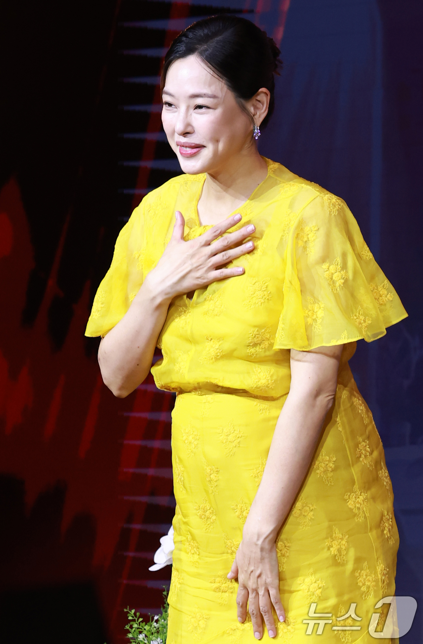 (서울=뉴스1) 권현진 기자 = 배우 이하늬가 18일 오전 서울 중구 호텔나루서울엠갤러리에서 열린 넷플릭스 시리즈 '애마' 제작발표회에 참석해 인사를 하고 있다.'애마'는 1980 …