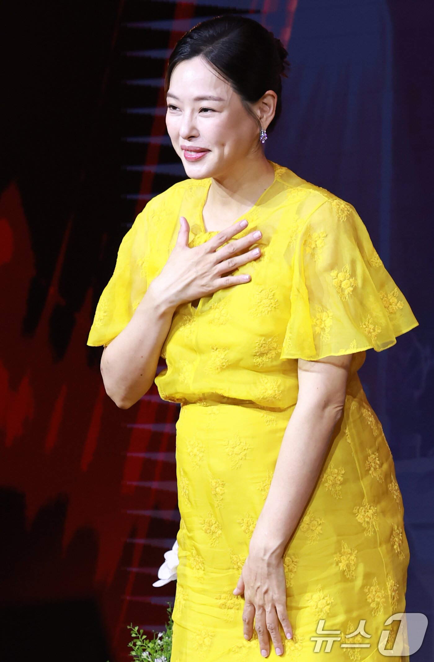 본문 이미지 - 배우 이하늬가 18일 오전 서울 중구 호텔나루서울엠갤러리에서 열린 넷플릭스 시리즈 '애마' 제작발표회에 참석해 인사를 하고 있다.  News1 권현진 기자