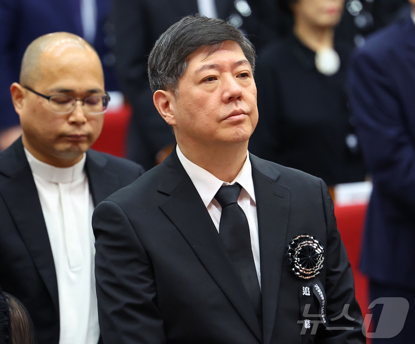 (서울=뉴스1) 박정호 기자 = 김홍걸 김대중·이희호기념사업회 이사장이 18일 서울 동작구 국립서울현충원 현충관에서 열린 김대중 전 대통령 서거 16주기 추모식에 참석해 있다. ( …