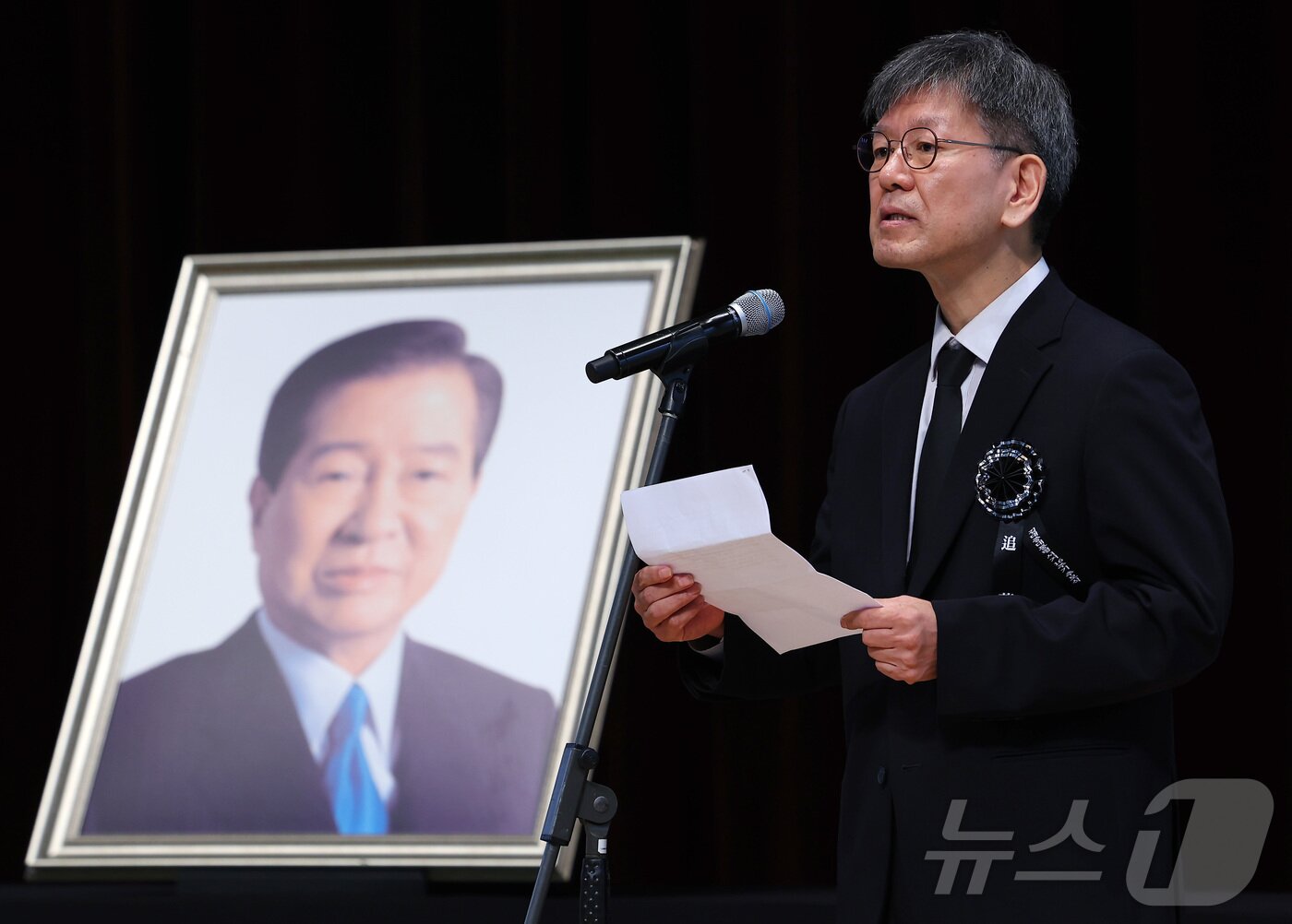 본문 이미지 - 박명림 연세대학교 김대중도서관장이 18일 서울 동작구 국립서울현충원 현충관에서 열린 김대중 전 대통령 서거 16주기 추모식에서 &#39;김대중 망명일기&#39;를 헌정한 뒤 헌정사를 하고 있다. &#40;공동취재&#41; 2025.8.18/뉴스1 ⓒ News1 박정호 기자