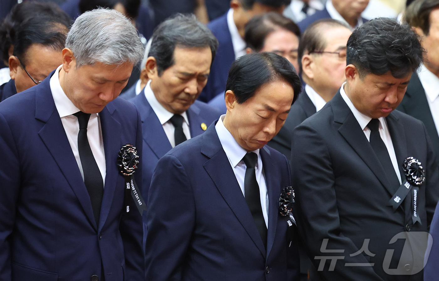 (서울=뉴스1) 박정호 기자 = 18일 서울 동작구 국립서울현충원 현충관에서 열린 김대중 전 대통령 서거 16주기 추모식에서 노태우 전 대통령 아들 노재헌(왼쪽부터) 씨, 김영삼 …