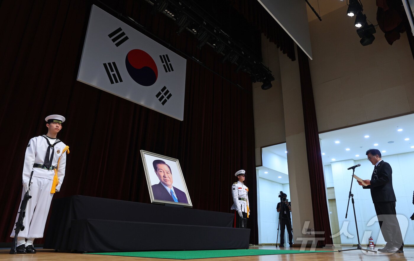 본문 이미지 - 우원식 국회의장이 18일 서울 동작구 국립서울현충원 현충관에서 열린 김대중 전 대통령 서거 16주기 추모식에서 추모사를 하고 있다. &#40;공동취재&#41; 2025.8.18/뉴스1 ⓒ News1 박정호 기자