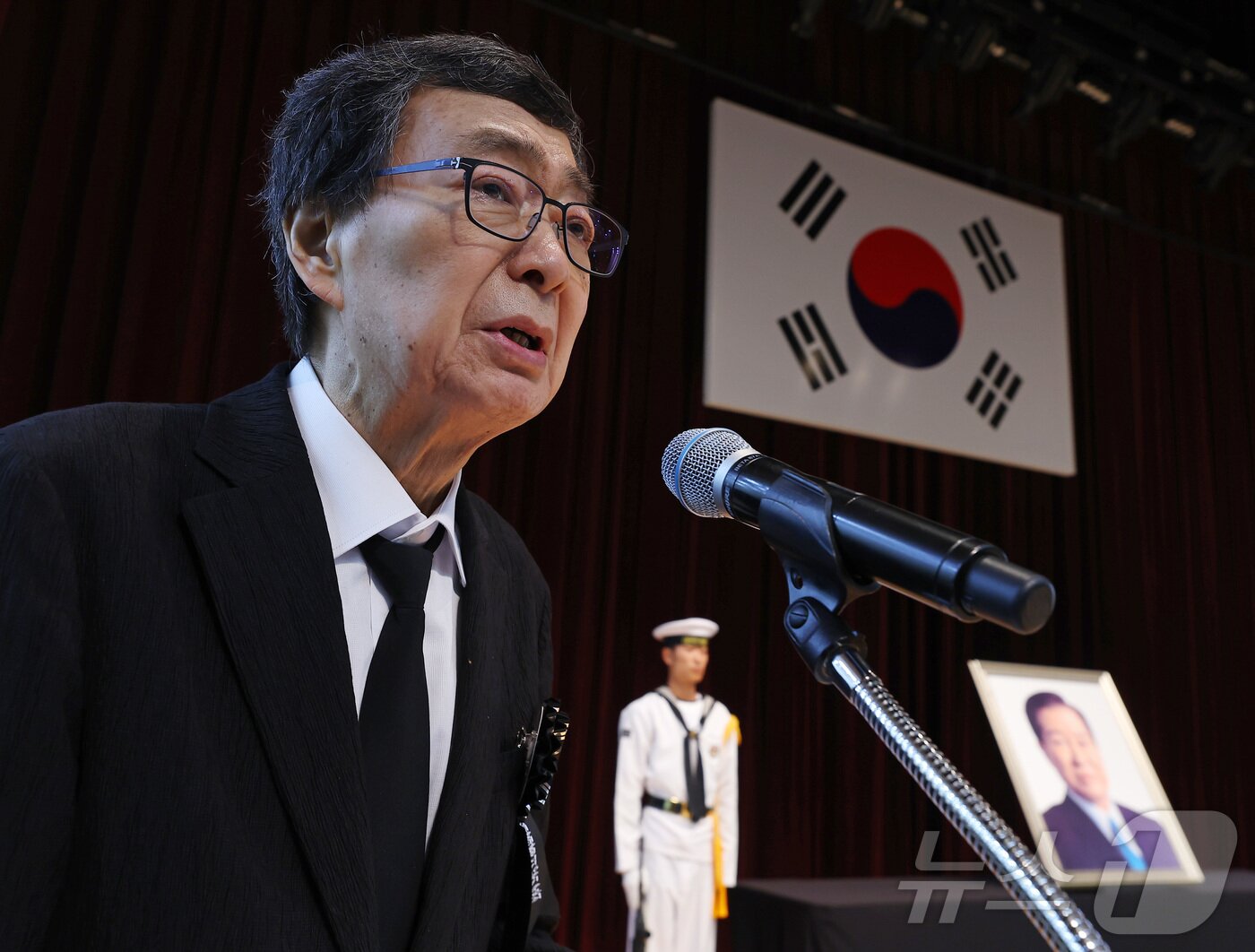 본문 이미지 - 김홍업 김대중평화센터 이사장이 18일 서울 동작구 국립서울현충원 현충관에서 열린 김대중 전 대통령 서거 16주기 추모식에서 유족인사를 하고 있다. &#40;공동취재&#41; 2025.8.18/뉴스1 ⓒ News1 박정호 기자