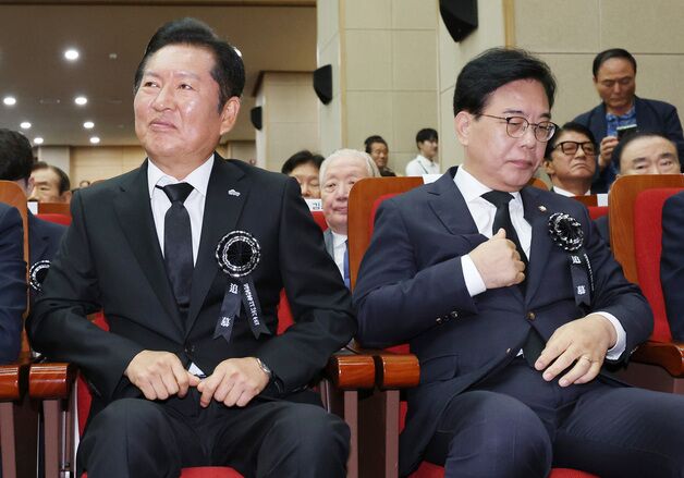 [뉴스1 PICK]김대중 전 대통령 서거 16주기 추모식…정청래-송언석 '여전히 냉랭'