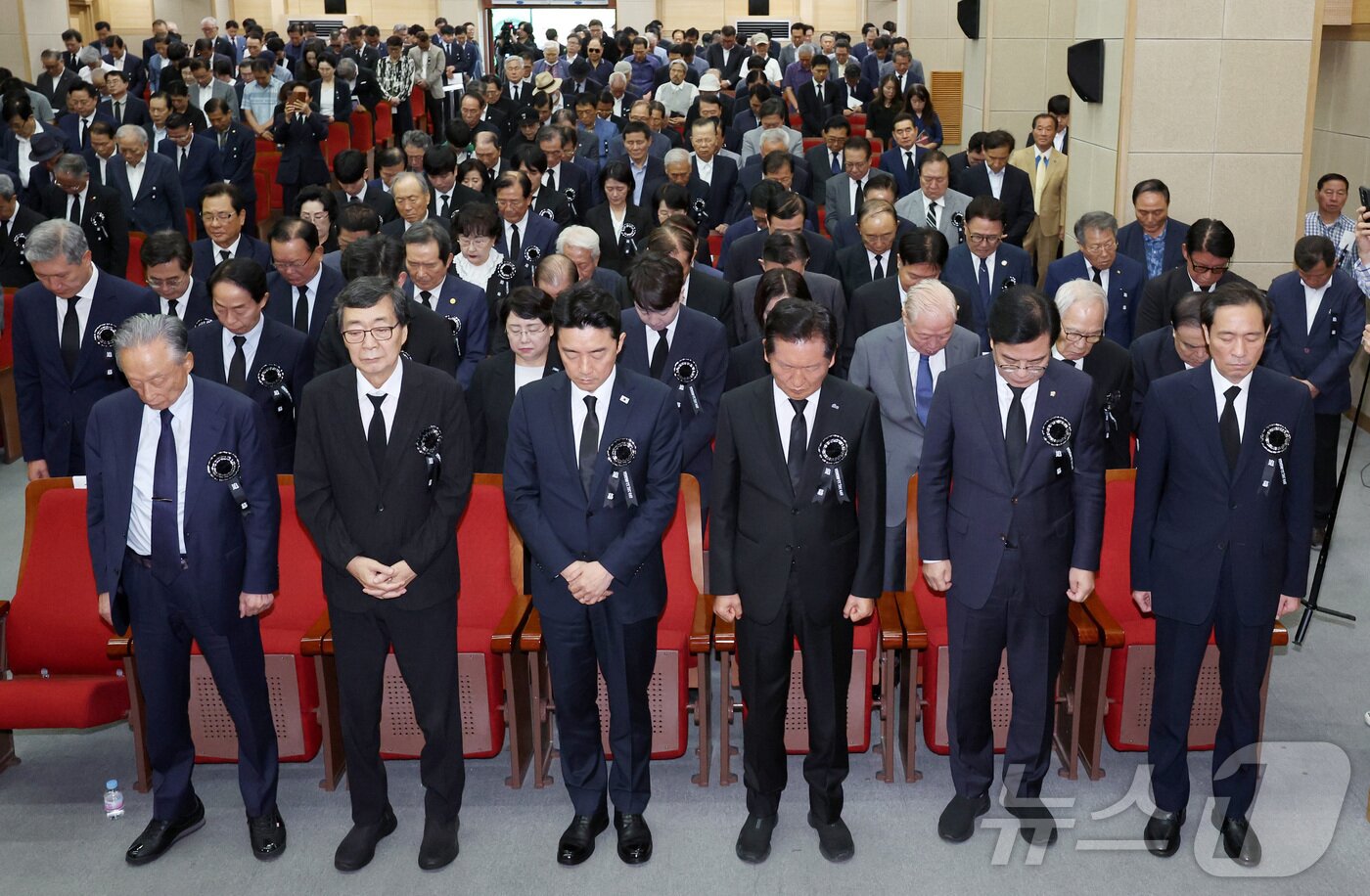 본문 이미지 - 18일 서울 동작구 국립서울현충원 현충관에서 열린 김대중 대통령 서거 16주기 추모식에서 참석자들이 묵념을 하고 있다. 앞줄 왼쪽부터 권노갑 김대중재단 이사장, 김홍업 김대중평화센터 이사장, 강훈식 대통령실 비서실장, 정청래 더불어민주당 대표, 송언석 국민의힘 비상대책위원장 겸 원내대표, 우상호 대통령실 정무수석. &#40;공동취재&#41; 2025.8.18/뉴스1 ⓒ News1 박정호 기자