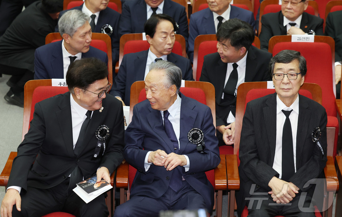 (서울=뉴스1) 박정호 기자 = 우원식 국회의장(왼쪽)과 권노갑 김대중재단 이사장이 18일 서울 동작구 국립서울현충원 현충관에서 열린 김대중 대통령 서거 16주기 추모식에서 대화하 …