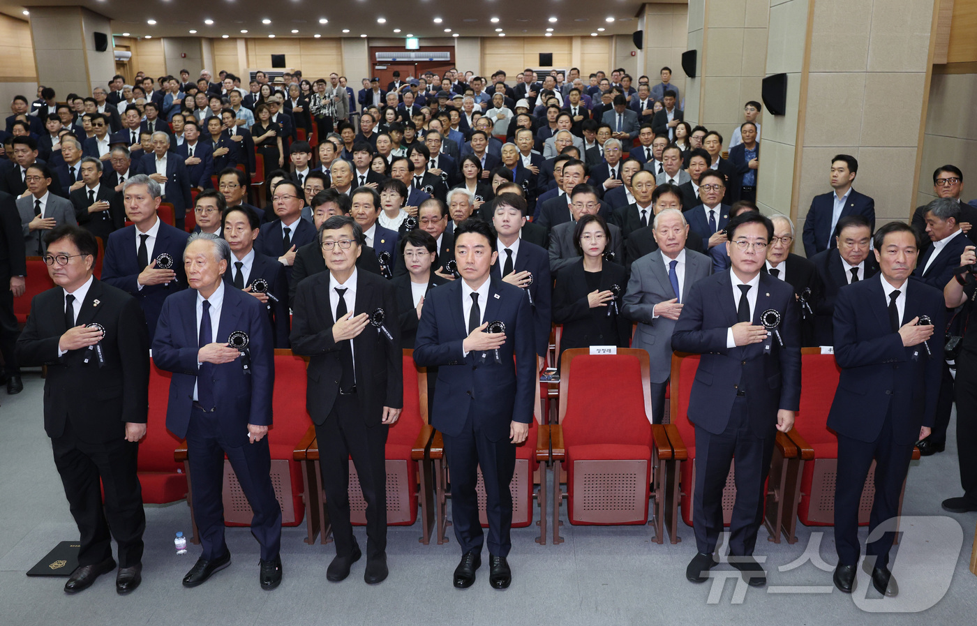 (서울=뉴스1) 박정호 기자 = 18일 서울 동작구 국립서울현충원 현충관에서 열린 김대중 대통령 서거 16주기 추모식에서 참석자들이 국민의례를 하고 있다.앞줄 왼쪽부터 우원식 국회 …
