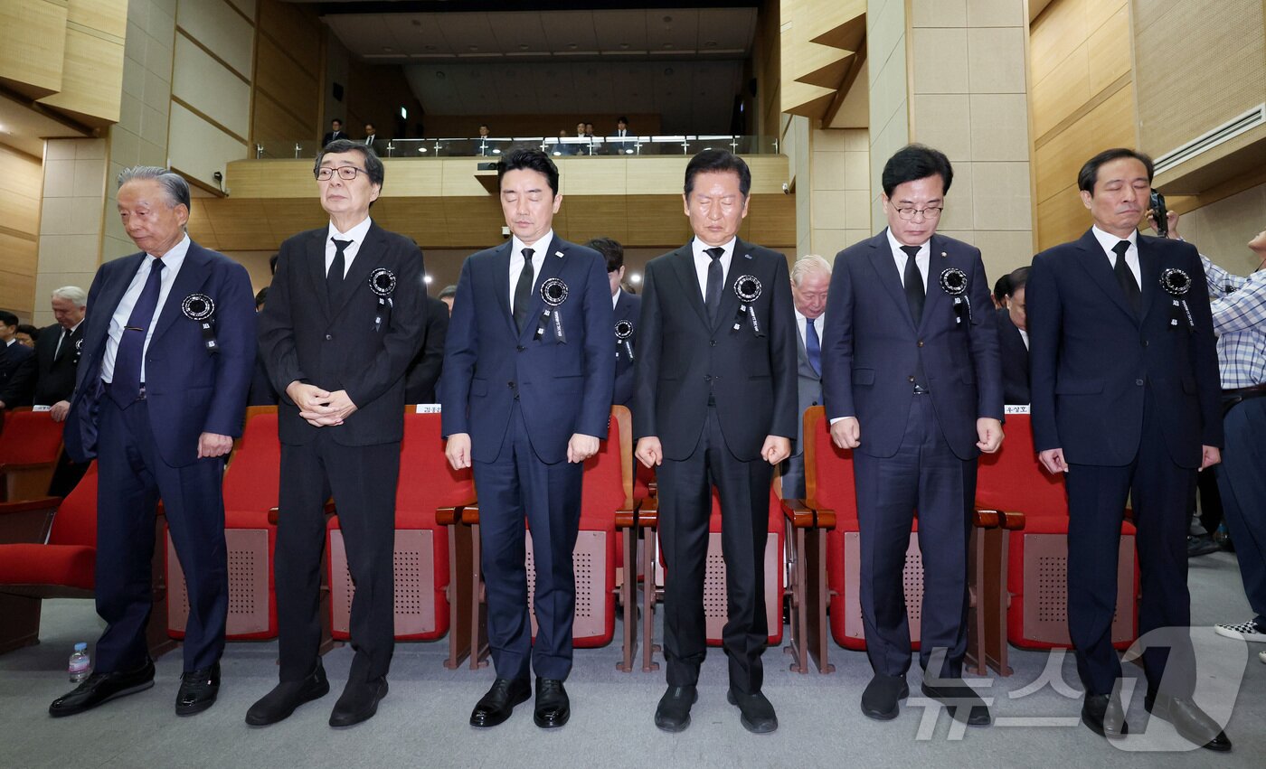 본문 이미지 - 18일 서울 동작구 국립서울현충원 현충관에서 열린 김대중 대통령 서거 16주기 추모식에서 참석자들이 묵념을 하고 있다. 앞줄 왼쪽부터 권노갑 김대중재단 이사장, 김홍업 김대중평화센터 이사장, 강훈식 대통령실 비서실장, 정청래 더불어민주당 대표, 송언석 국민의힘 비상대책위원장 겸 원내대표, 우상호 대통령실 정무수석. &#40;공동취재&#41; 2025.8.18/뉴스1 ⓒ News1 박정호 기자