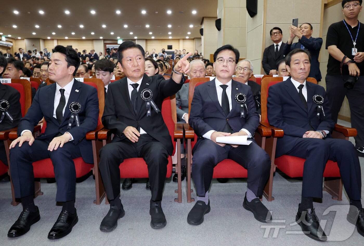 본문 이미지 - 정청래 더불어민주당 대표와 송언석 국민의힘 비상대책위원장 겸 원내대표가 18일 서울 동작구 국립서울현충원 현충관에서 열린 김대중 대통령 서거 16주기 추모식에 참석해 있다. 왼쪽부터 강훈식 대통령실 비서실장, 정 대표, 송 비대위원장, 우상호 대통령실 정무수석. &#40;공동취재&#41; 2025.8.18/뉴스1 ⓒ News1 박정호 기자