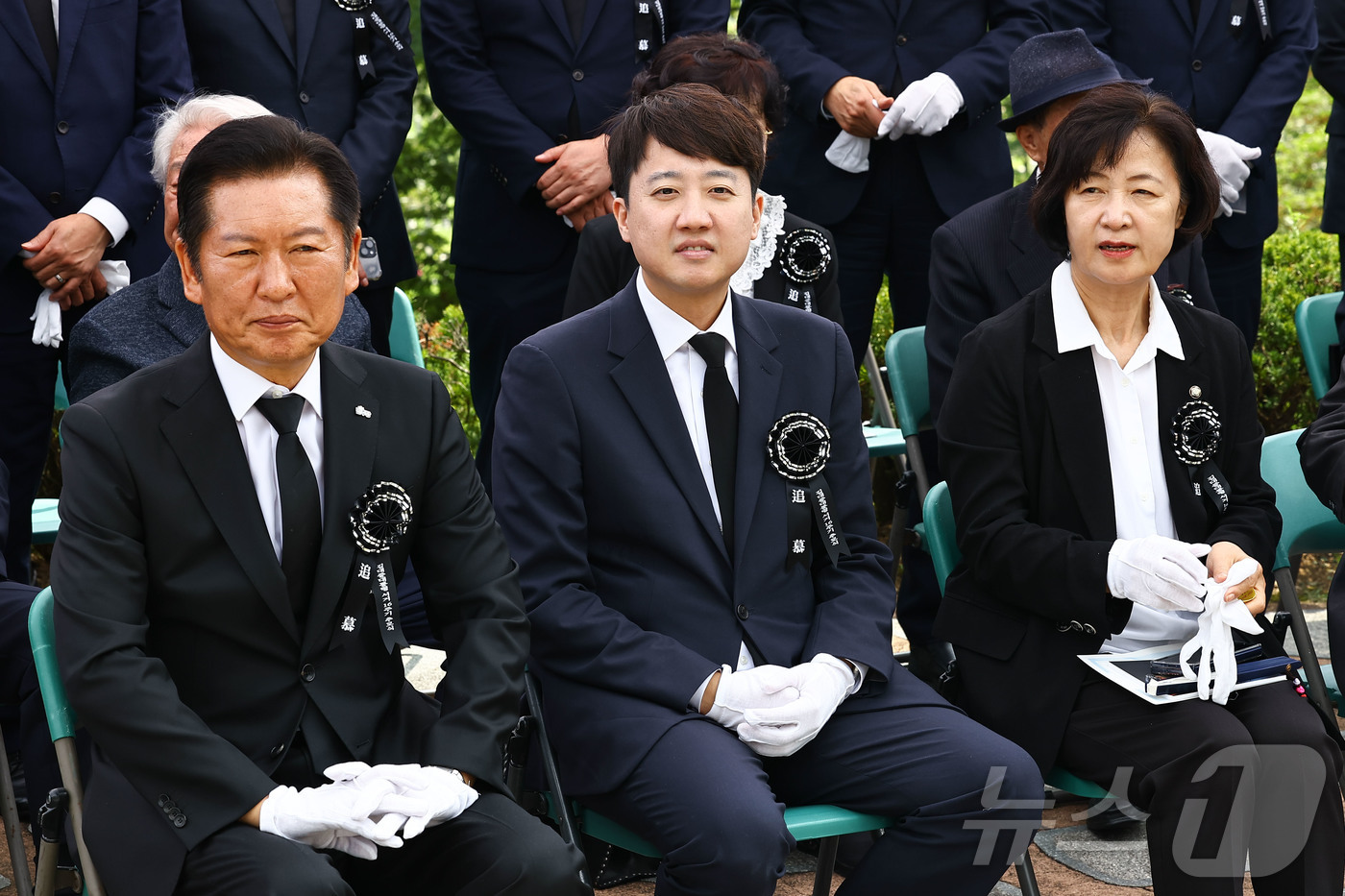 (서울=뉴스1) 박정호 기자 = 정청래 더불어민주당 대표(왼쪽부터)와 이준석 개혁신당 대표, 더불어민주당 추미애 의원이 18일 서울 동작구 국립서울현충원 고 김대중 대통령 묘역에서 …