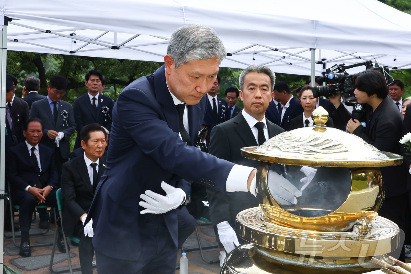 (서울=뉴스1) 박정호 기자 = 노태우 전 대통령 아들 노재헌 동아시아문화센터 이사장이 18일 서울 동작구 국립서울현충원 고 김대중 대통령 묘역에서 분향하고 있다. (공동취재) 2 …