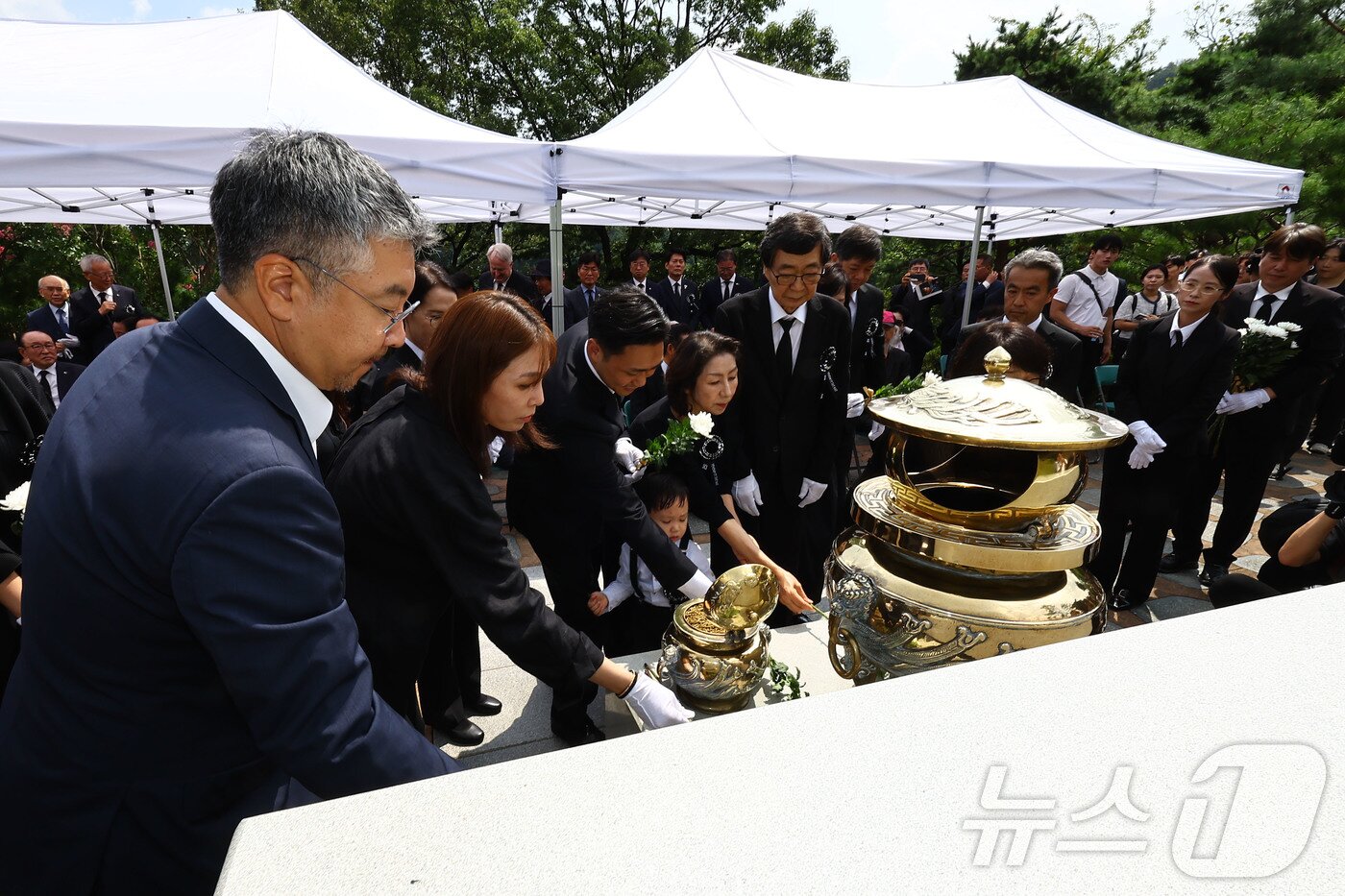 본문 이미지 - 18일 서울 동작구 국립서울현충원 고 김대중 대통령 묘역에서 김홍업 김대중평화센터 이사장을 비롯한 유가족들이 헌화 하고 있다. &#40;공동취재&#41; 2025.8.18/뉴스1 ⓒ News1 박정호 기자