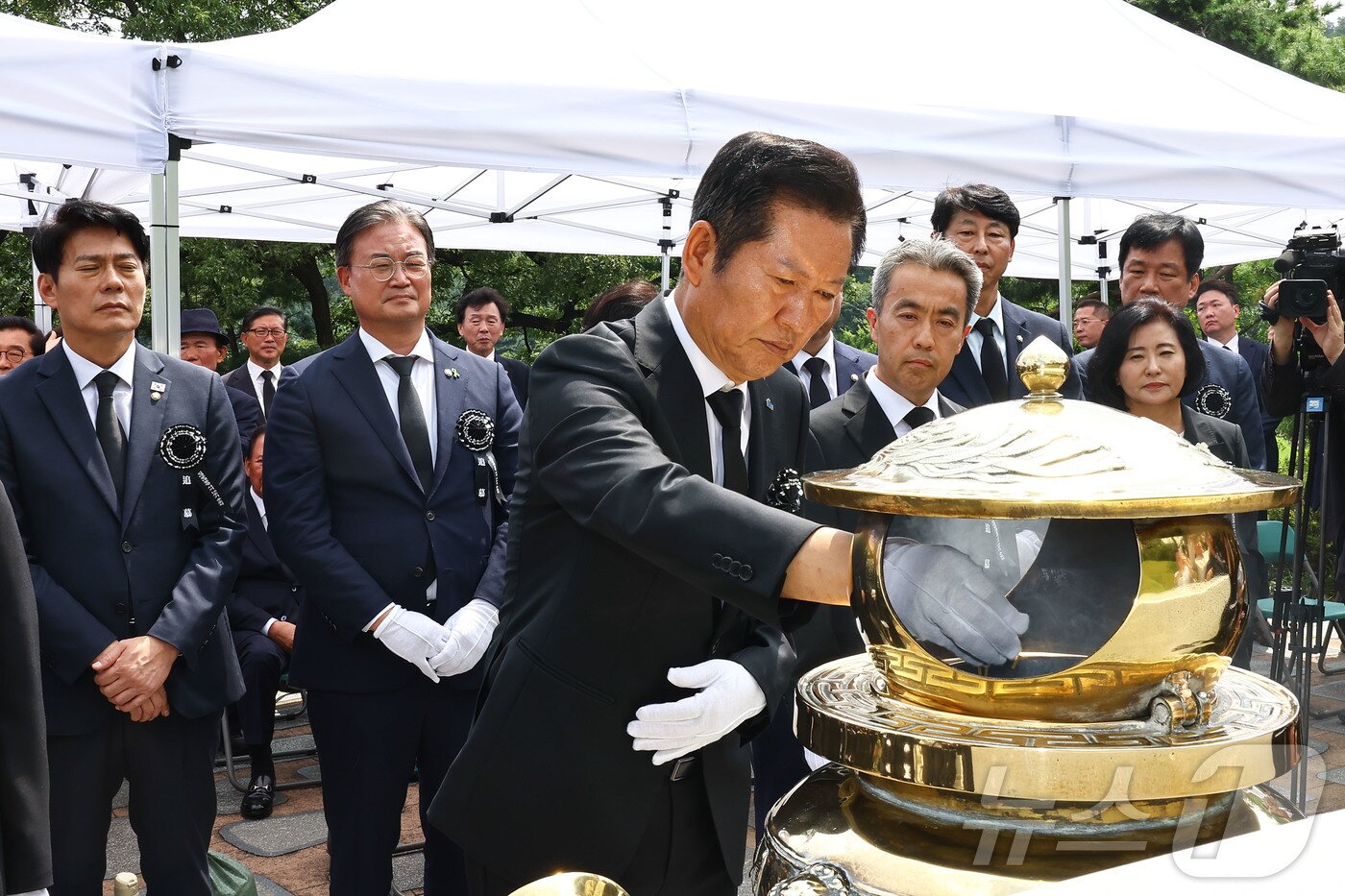 본문 이미지 - 정청래 더불어민주당 대표가 18일 서울 동작구 국립서울현충원 고 김대중 대통령 묘역에서 분향하고 있다. &#40;공동취재&#41; 2025.8.18/뉴스1 ⓒ News1 박정호 기자