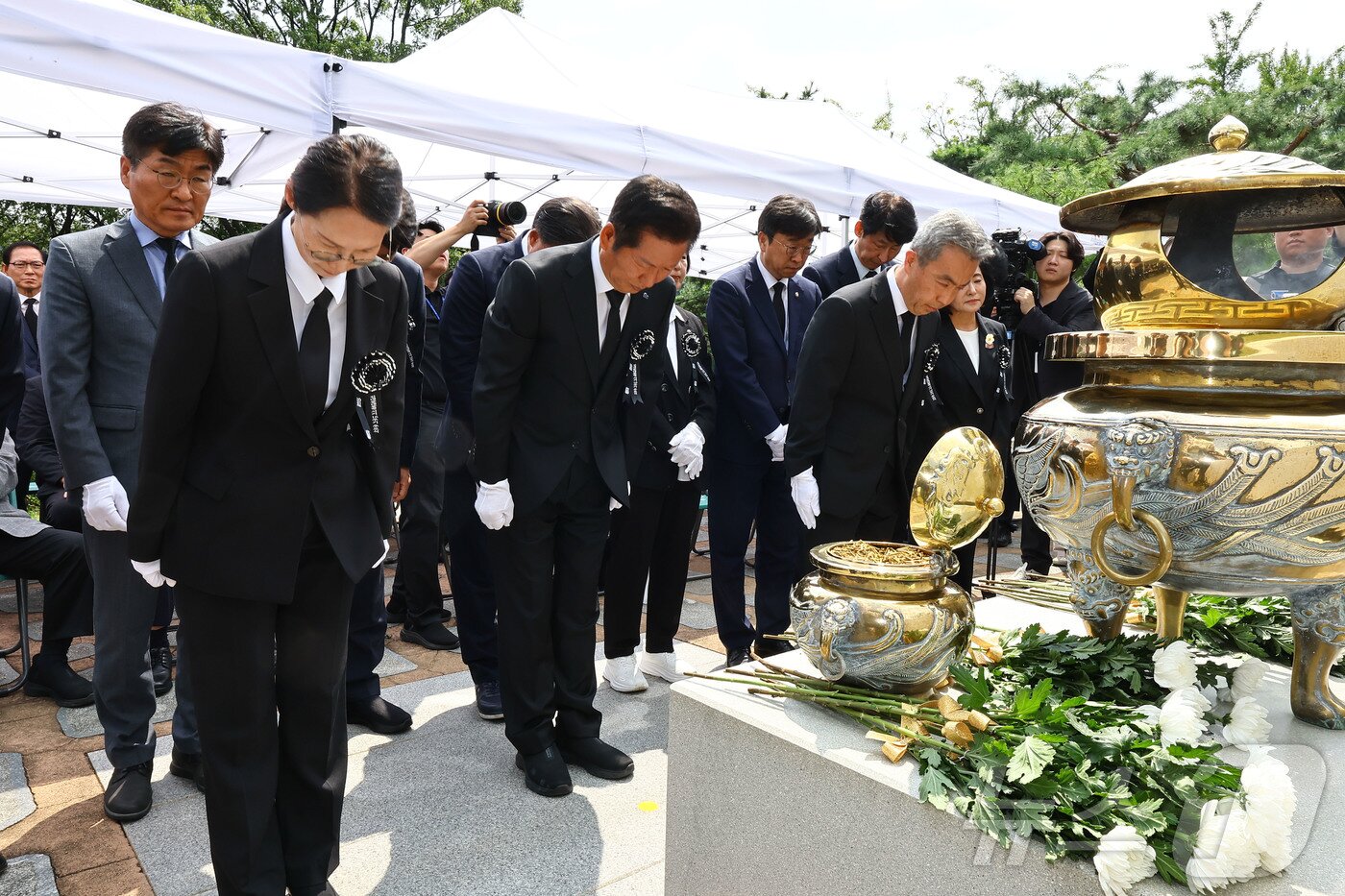 본문 이미지 - 정청래 더불어민주당 대표와 당 지도부들이 18일 서울 동작구 국립서울현충원 고 김대중 대통령 묘역을 찾아 참배하고 있다. &#40;공동취재&#41; 2025.8.18/뉴스1 ⓒ News1 박정호 기자