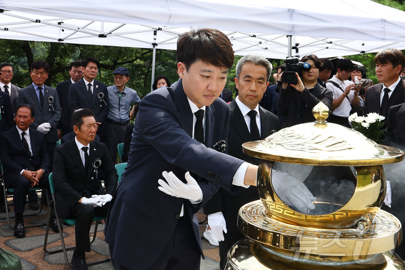 (서울=뉴스1) 박정호 기자 = 이준석 개혁신당 대표가 18일 서울 동작구 국립서울현충원 고 김대중 대통령 묘역에서 분향하고 있다. (공동취재) 2025.8.18/뉴스1