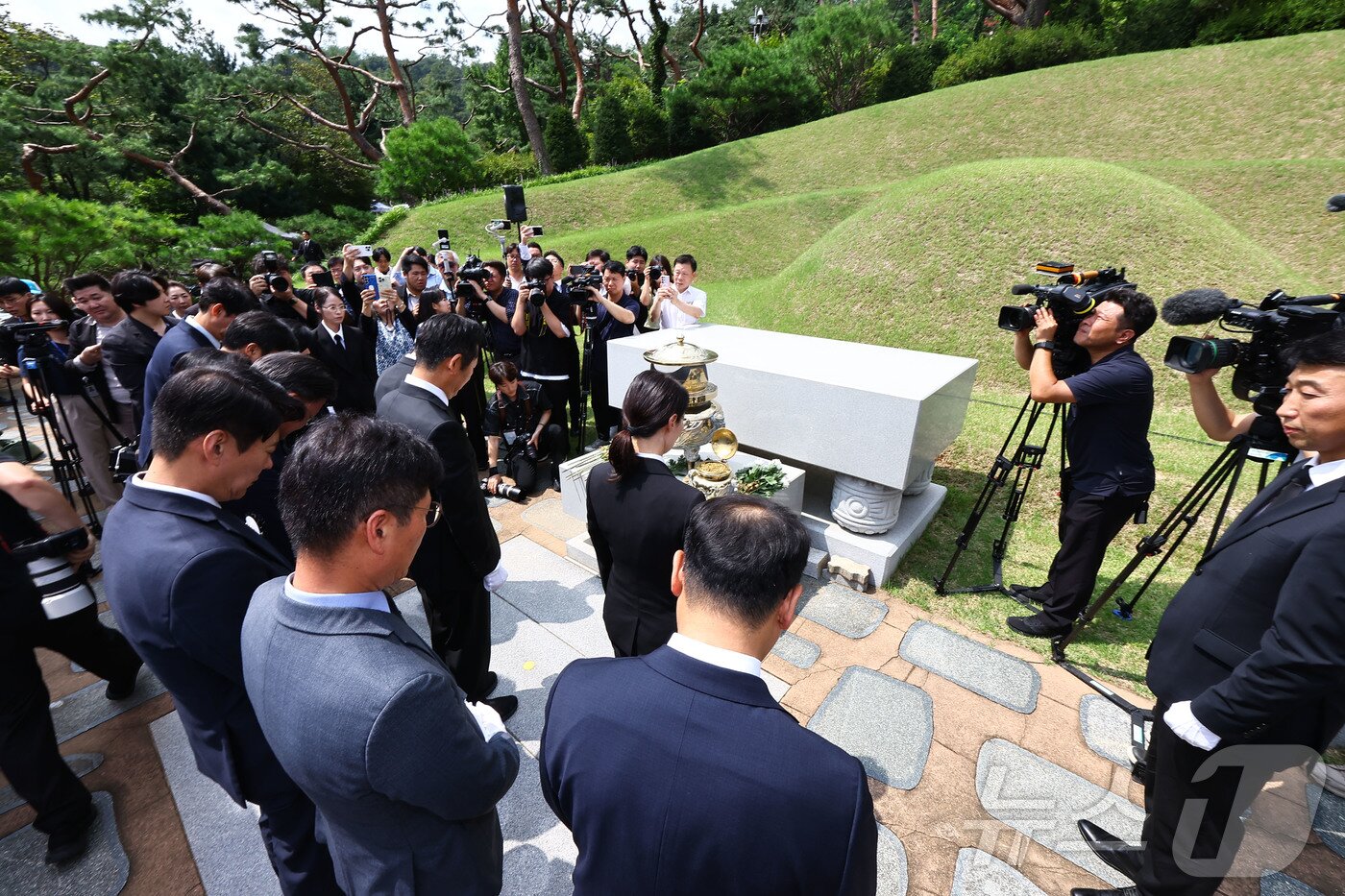 본문 이미지 - 정청래 더불어민주당 대표와 당 지도부들이 18일 서울 동작구 국립서울현충원 고 김대중 대통령 묘역을 참배하고 있다. &#40;공동취재&#41; 2025.8.18/뉴스1 ⓒ News1 박정호 기자