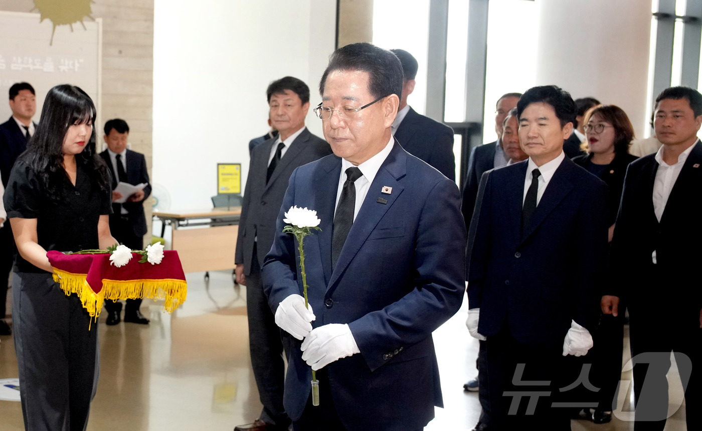 (무안=뉴스1) 전원 기자 = 김영록 전라남도지사가 18일 오전 목포 김대중노벨평화상기념관에서 열린 ‘김대중 대통령 서거 16주기 추모식’에 참석해 헌화·묵념을 하고 있다.(전남도 …