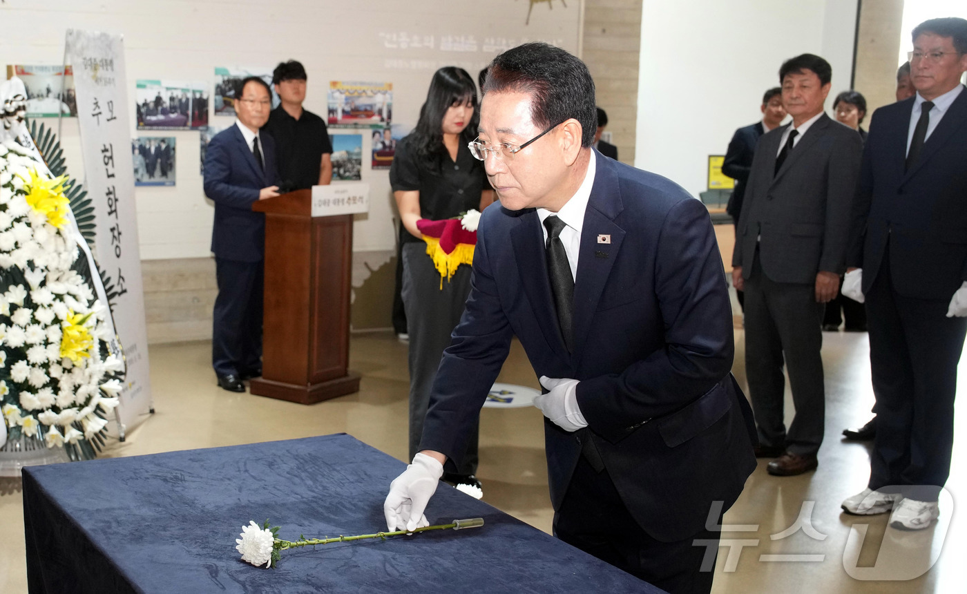 (무안=뉴스1) 전원 기자 = 김영록 전라남도지사가 18일 오전 목포 김대중노벨평화상기념관에서 열린 ‘김대중 대통령 서거 16주기 추모식’에 참석해 헌화·묵념을 하고 있다.(전남도 …