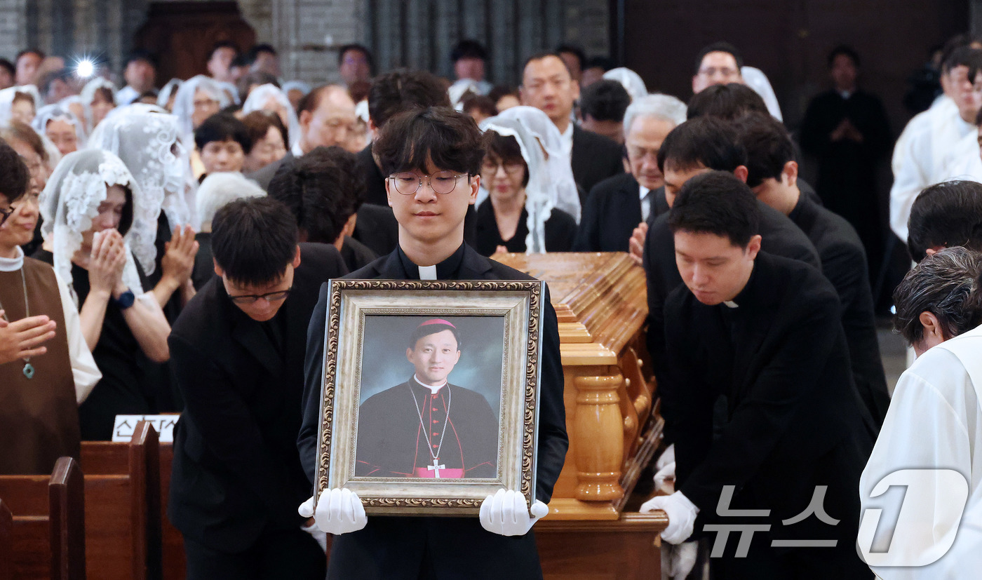 (서울=뉴스1) 사진공동취재단 = 천주교 서울대교구 故 유경촌 주교 장례미사가 18일 서울 중구 명동대성당에서 엄수되고 있다. 2025.8.18/뉴스1
