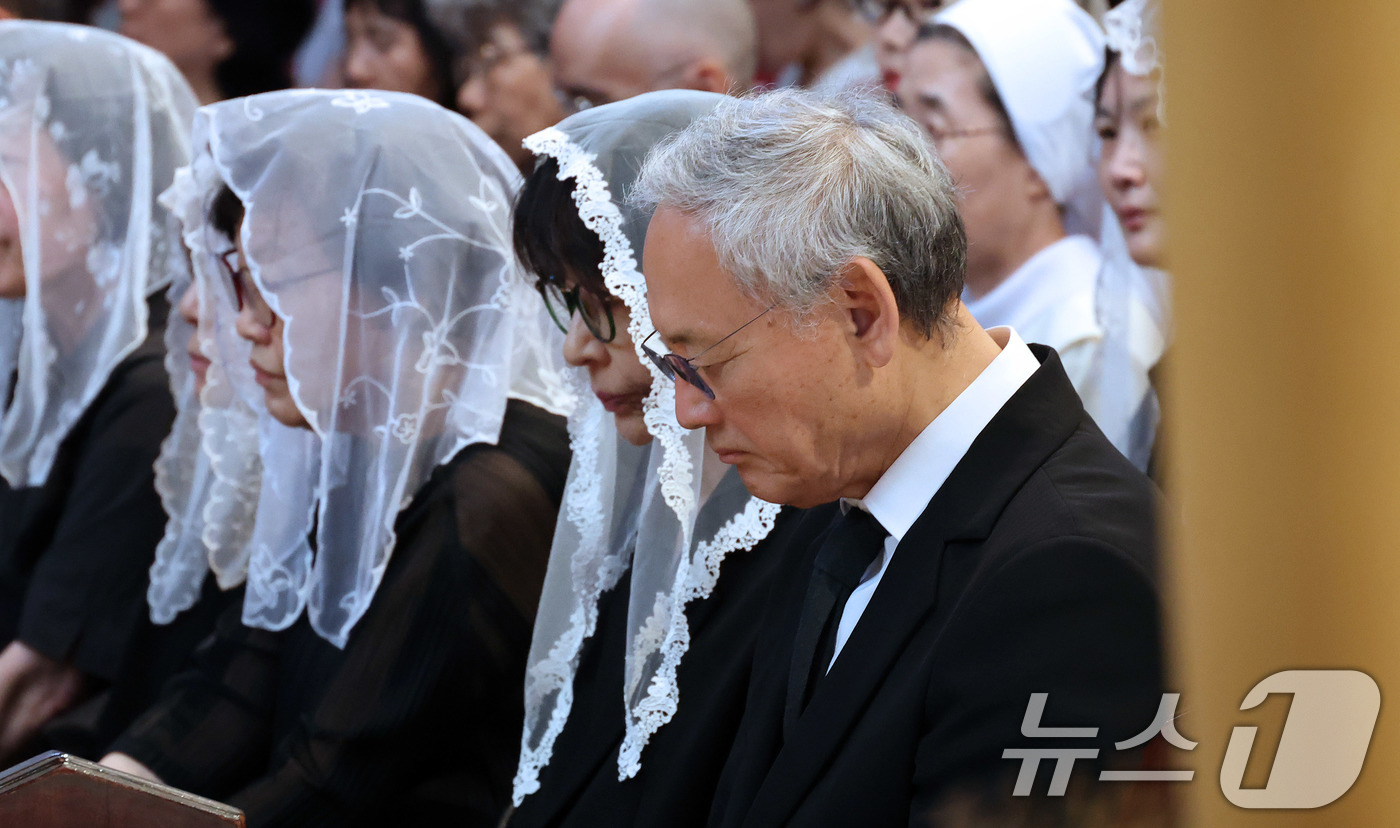 (서울=뉴스1) 사진공동취재단 = 유인촌 전 문화체육부 장관이 18일 서울 중구 명동대성당에서 엄수된 故 유경촌 주교 장례미사에서 슬픔에 잠겨 있다. 2025.8.18/뉴스1