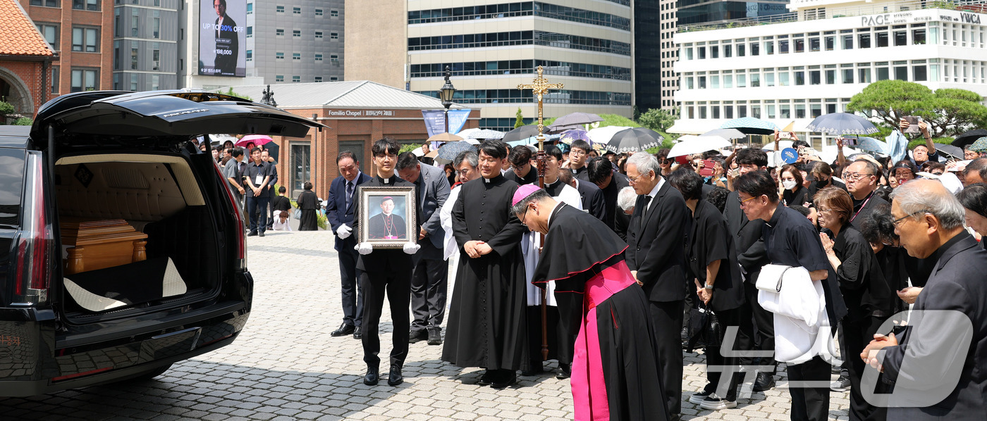 (서울=뉴스1) 사진공동취재단 = 故 유경촌 주교 장례 미사가 18일 서울 중구 명동대성당에서 엄수된 가운데 유인촌 전 문화체육부 장관을 비롯한 유가족들이 운구차를 향해 마지막 인 …