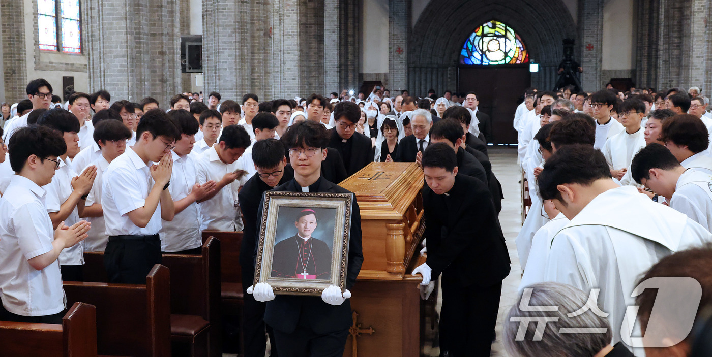 (서울=뉴스1) 사진공동취재단 = 천주교 서울대교구 故 유경촌 주교 장례미사가 18일 서울 중구 명동대성당에서 엄수되고 있다. 2025.8.18/뉴스1