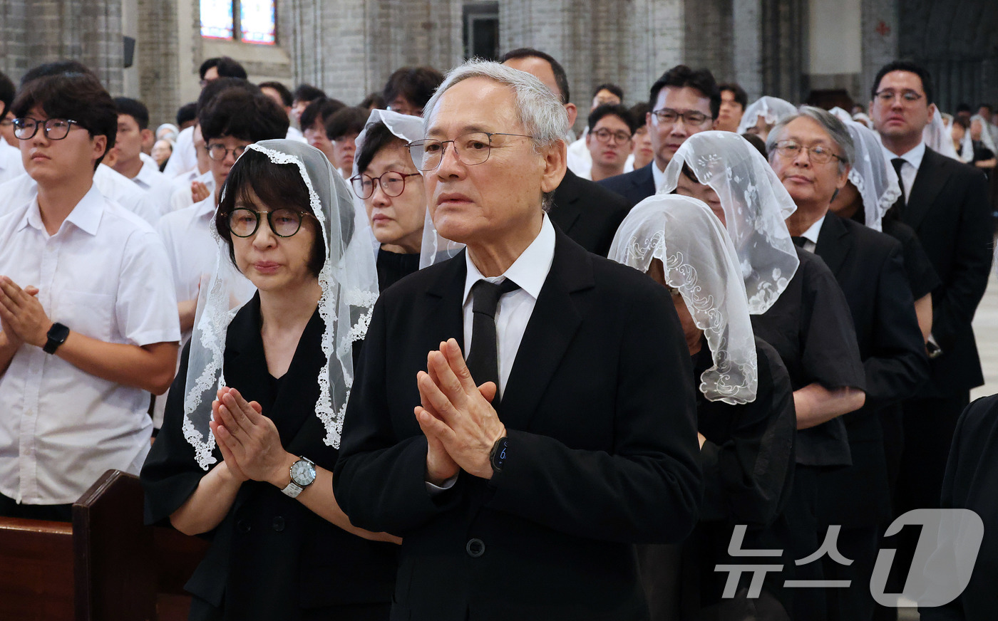 (서울=뉴스1) 사진공동취재단 = 유인촌 전 문화체육부 장관이 18일 서울 중구 명동대성당에서 엄수된 故 유경촌 주교 장례미사에 참석하고 있다. 2025.8.18/뉴스1