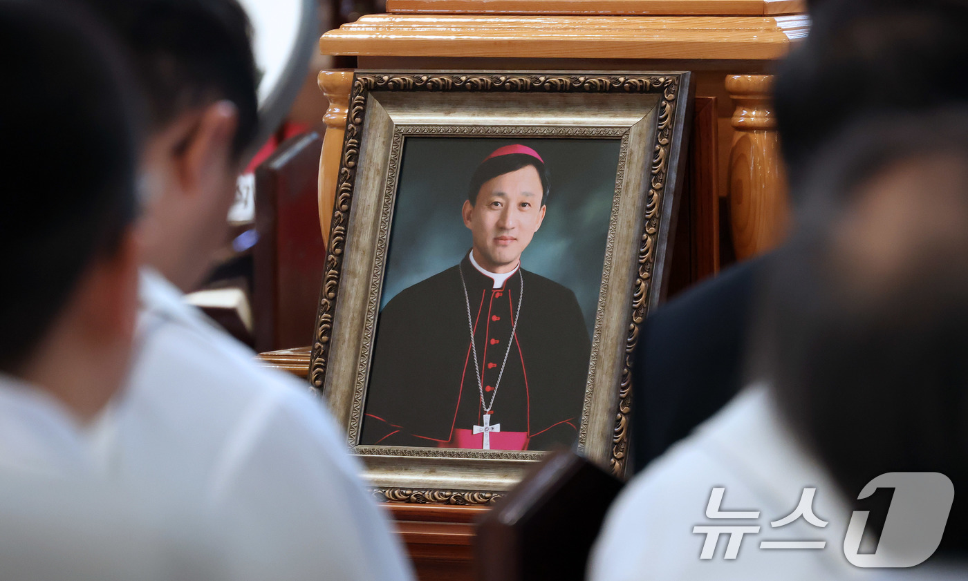 (서울=뉴스1) 사진공동취재단 = 천주교 서울대교구 故 유경촌 주교 장례미사가 18일 서울 중구 명동대성당에서 엄수되고 있다. 2025.8.18/뉴스1