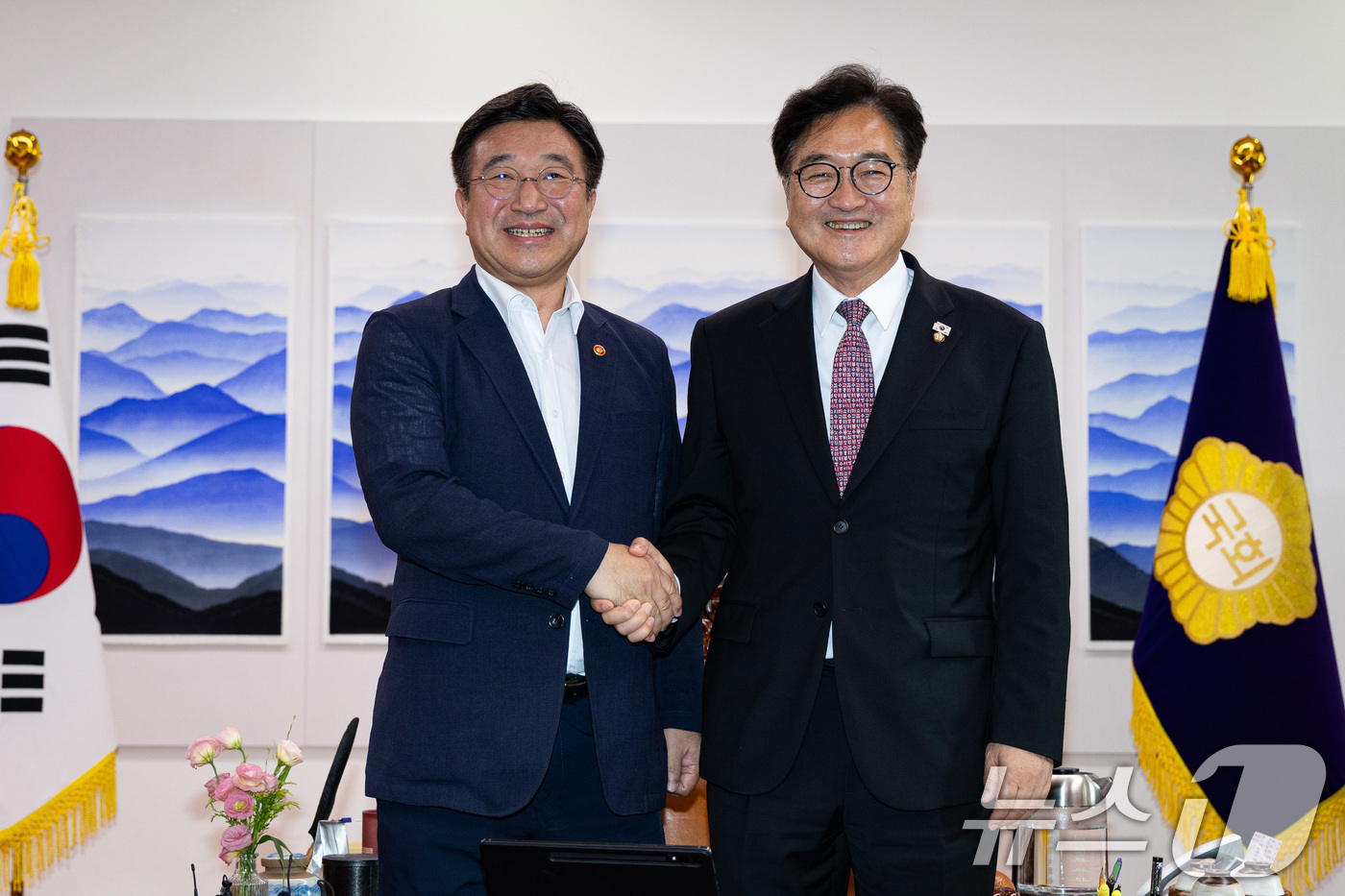 (서울=뉴스1) 유승관 기자 = 우원식 국회의장이 18일 서울 여의도 국회에서 윤호중 행정안전부 장관을 접견, 기념 촬영을 하고 있다. 2025.8.18/뉴스1